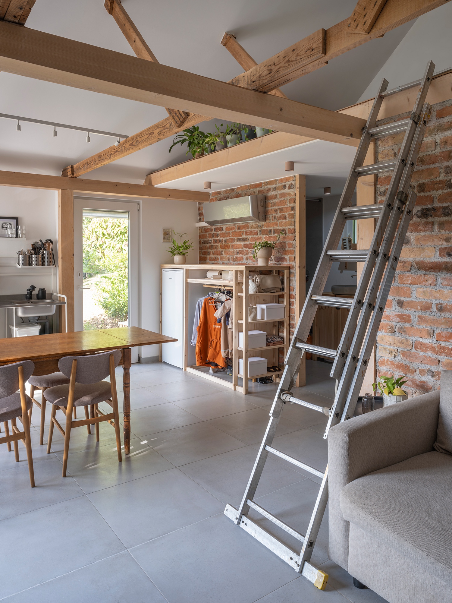 A látszó faszerkezeteket a bontott, kisméretű téglából épített válaszfalak egészítik ki. Ezek merevítésként és hőtároló tömegként is szolgáló szerkezeti elemek.