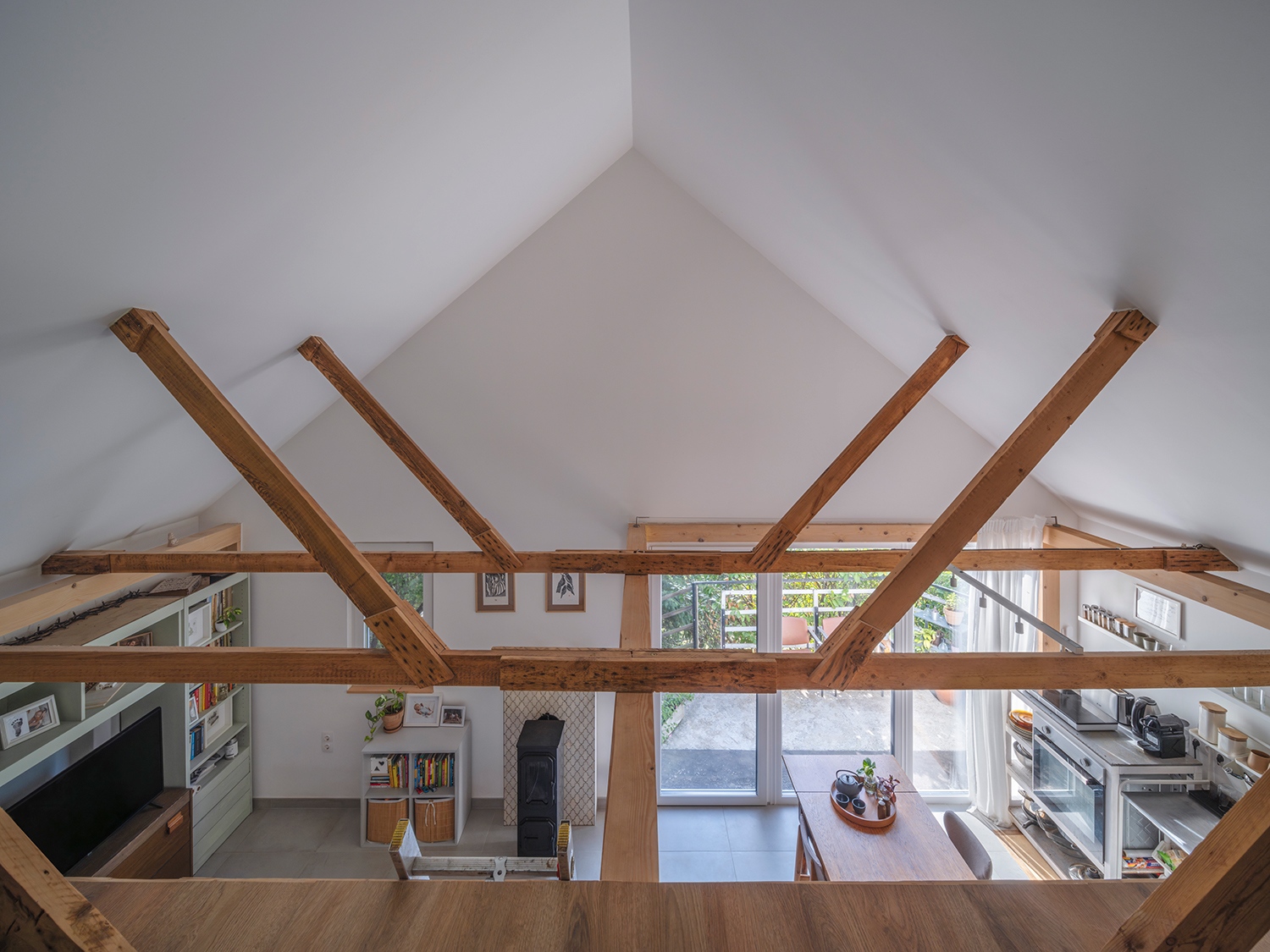 Van egy galériaszint is, melynek funkciója a család pillanatnyi szükséglete szerint alakul: előbb tároló, majd dolgozószoba, később viszont lakószobává válhat majd