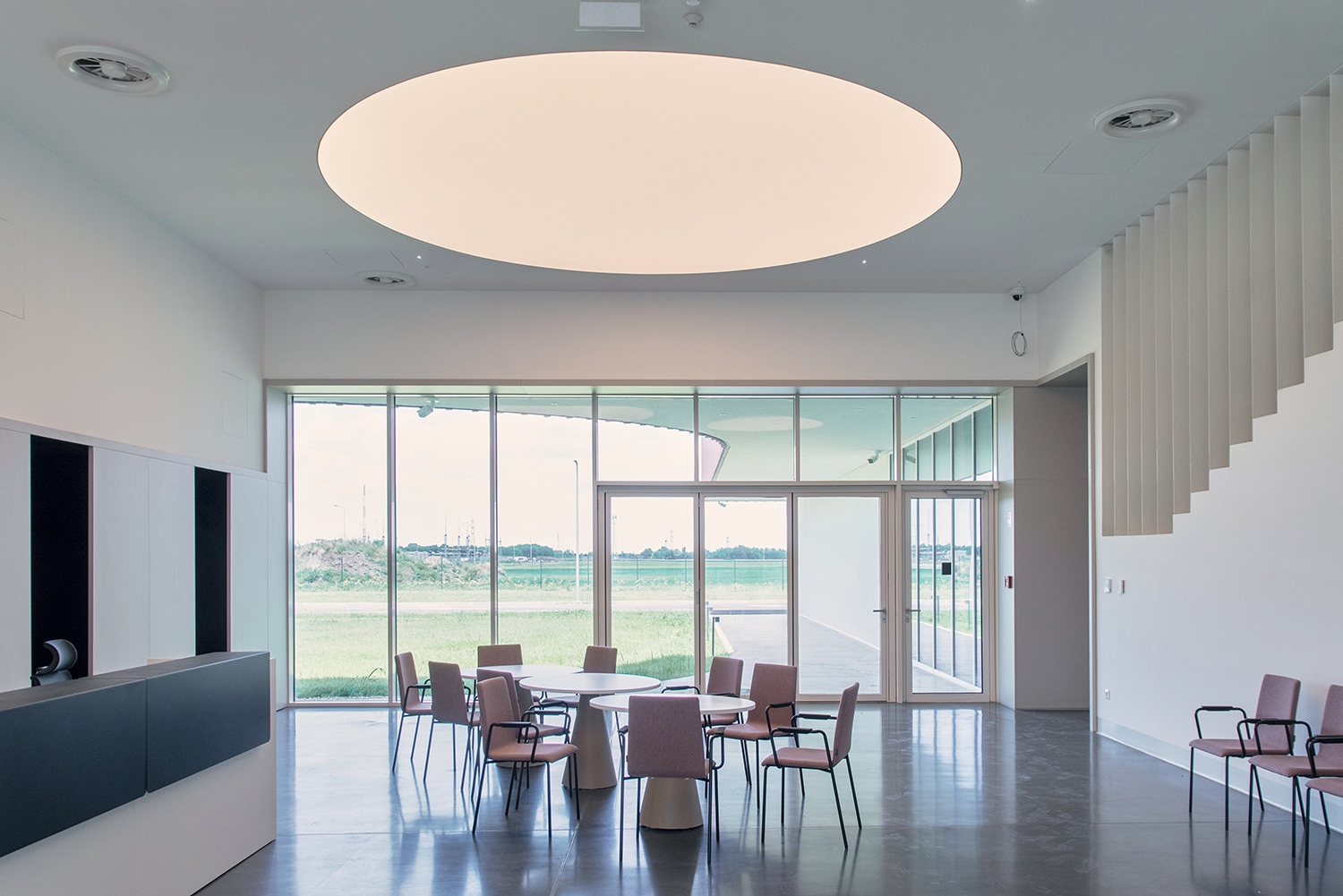 A földszinti, nagy üvegfelületekkel megnyitott oktatási szárnyban gyakorlati foglalkozások zajlanak