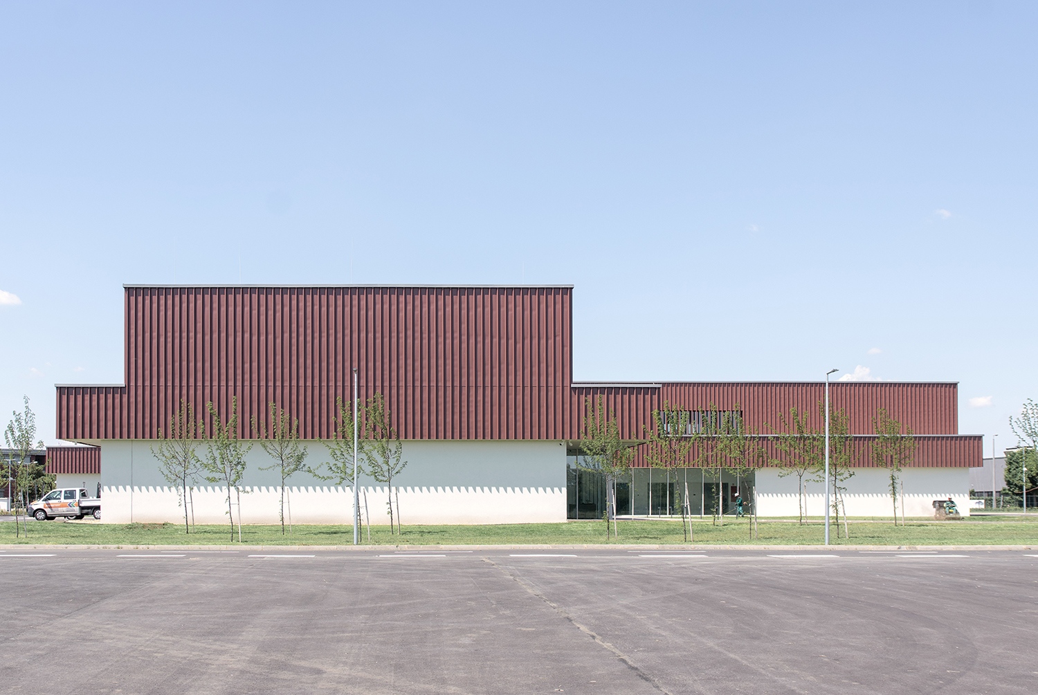 A tengelykeresztre szervezett alaprajz a telket négy tér-része osztja, és nem csak formailag, funkcionálisan is elkülöníti a különbözőképpen használt tereket