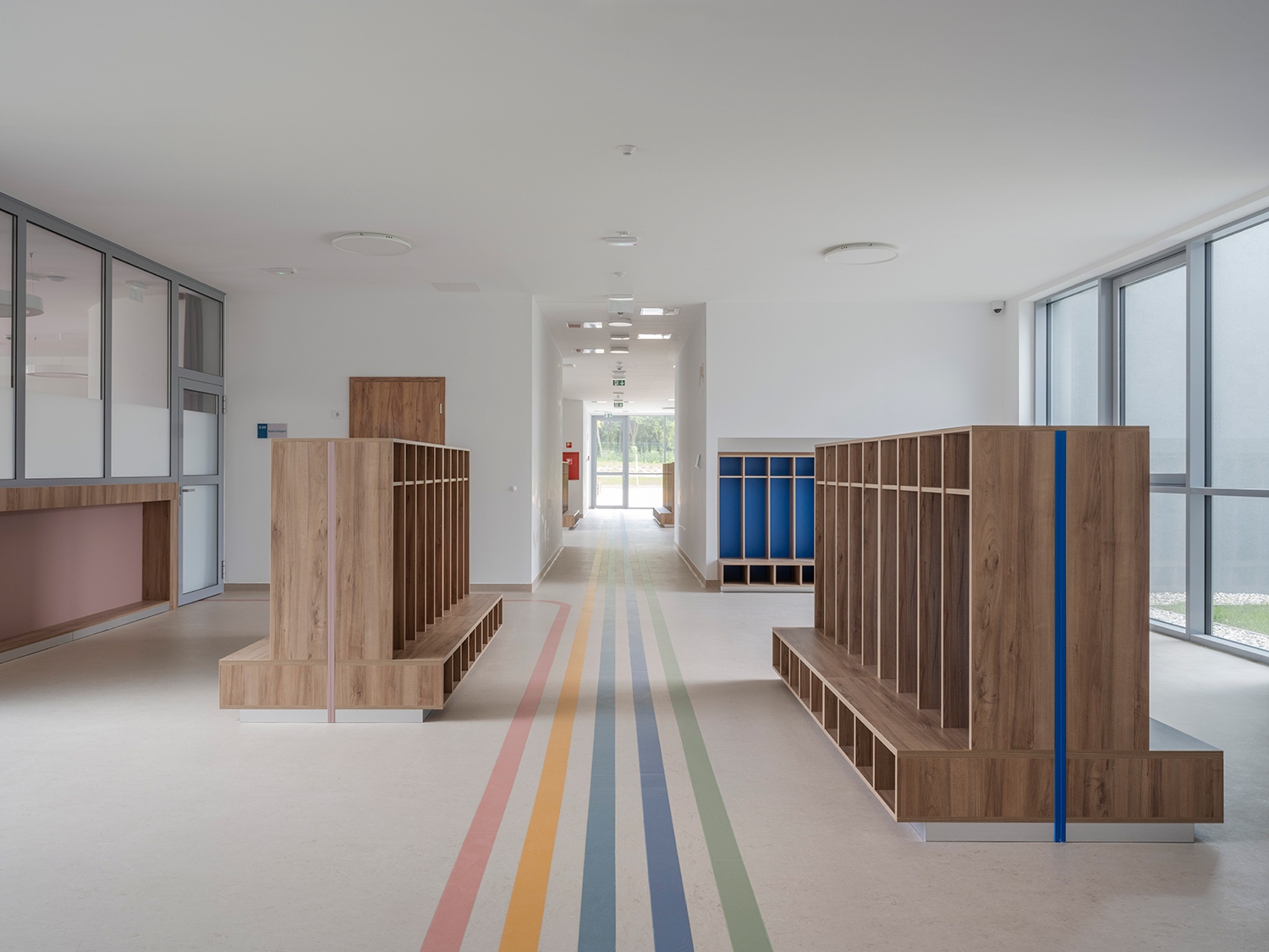 A bejárat mögötti nagyméretű aula az intézmény rendezvény- és szakrális tere is egyben. A szakralitás hangulatát a tér közepének centrális szerkesztésű fakupola bevilágítója adja.