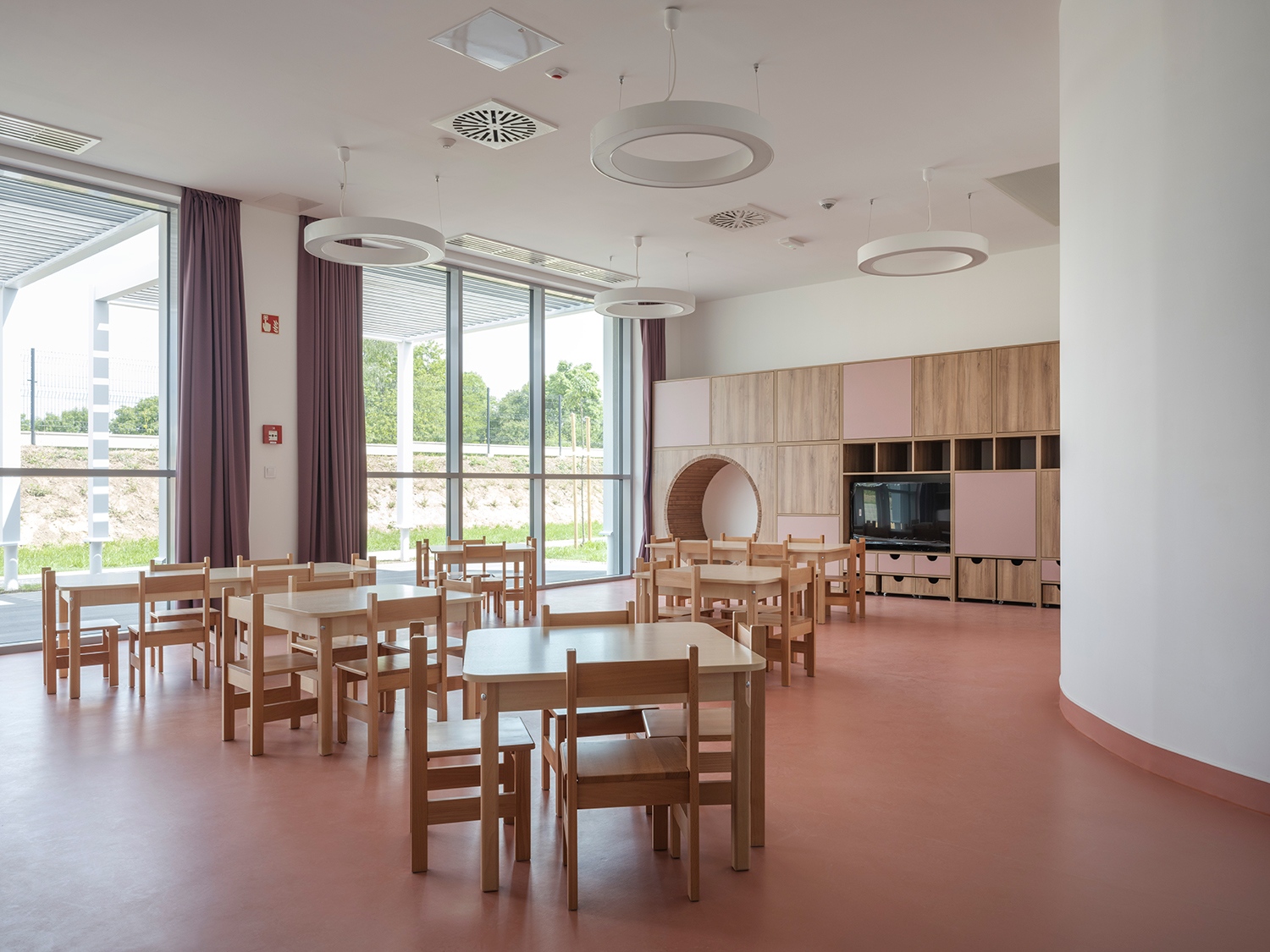 A csoportszobák tereihez árnyékolt teraszokat kapcsoltak, hogy a gyerekek minél több időt tölthessenek a szabadban, az átmeneti évszakokban is