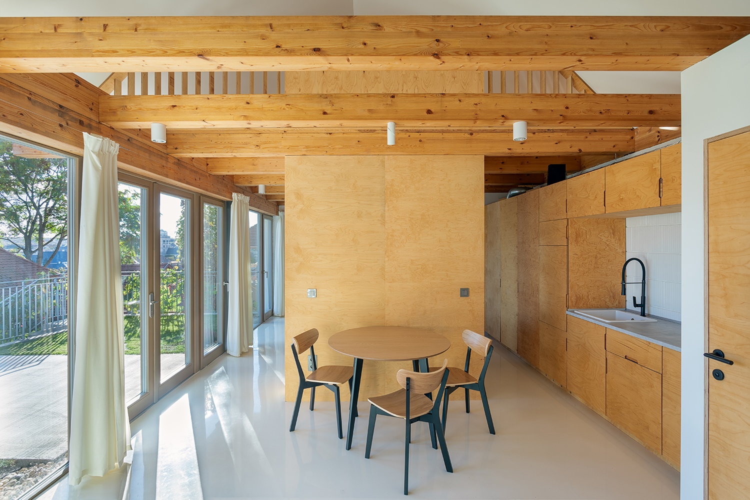 A belső térben álló és a lépcsőt rejtő alakzat karakteresen osztja ketté a teret. A bejárati homlokzat végig nyitott és remek panorámát biztosít Eger történelmi belvárosa felé.