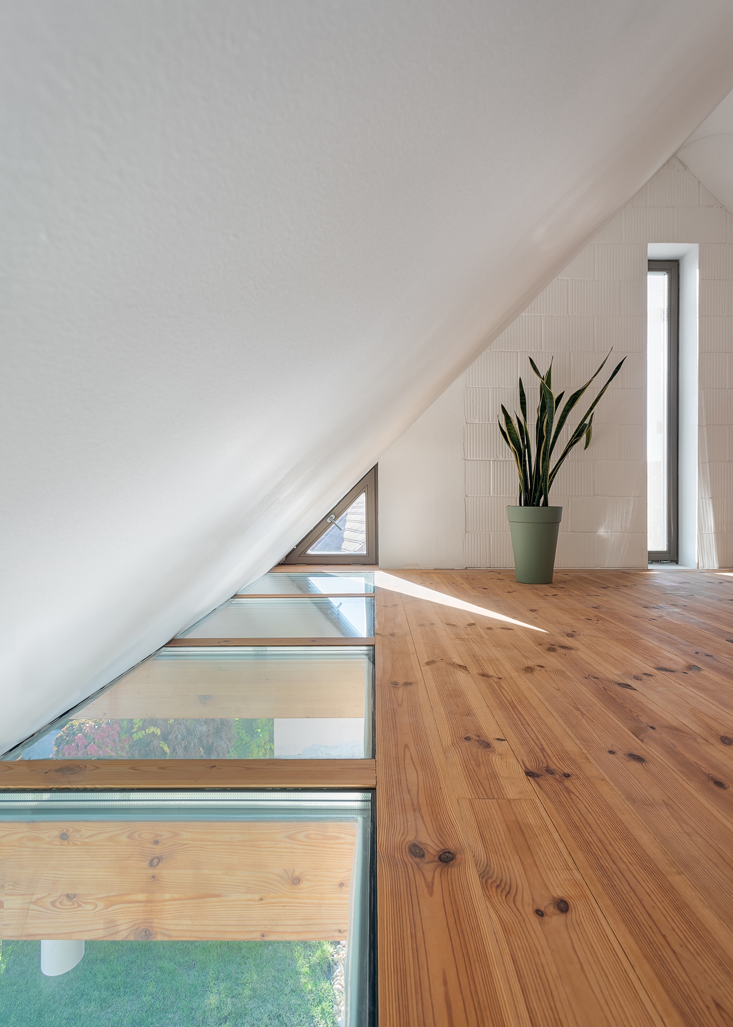 Az ereszalj üvegezése révén a padlástér-galéria tetősík-ablak nélkül jut természetes fényhez