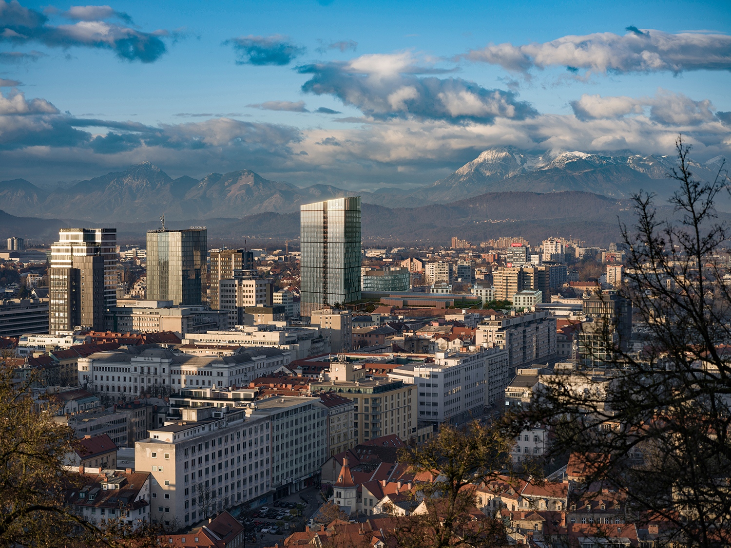 Az épület látványa a Ljubljana-i várból, háttérben a Triglav-val