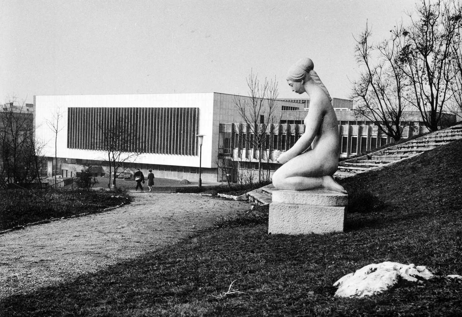 Kucs Béla alkotása, a Térdelő lány virággal című szobor Forrás: Fortepan, 1971., Adományozó: Középületépítő Vállalat, Kreszán Albert, Koczka András, Kemecsei József