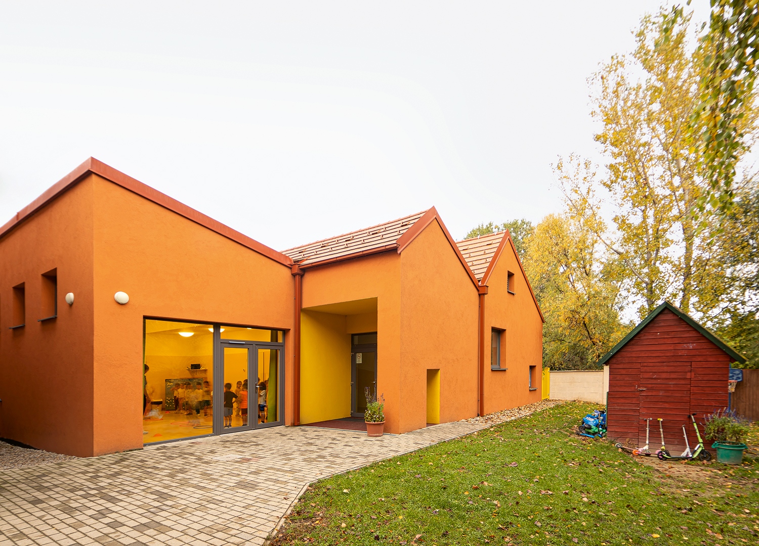 Az óvoda az egykori lelkészi házban működik, a bölcsődét ennek bővítésével alakították ki