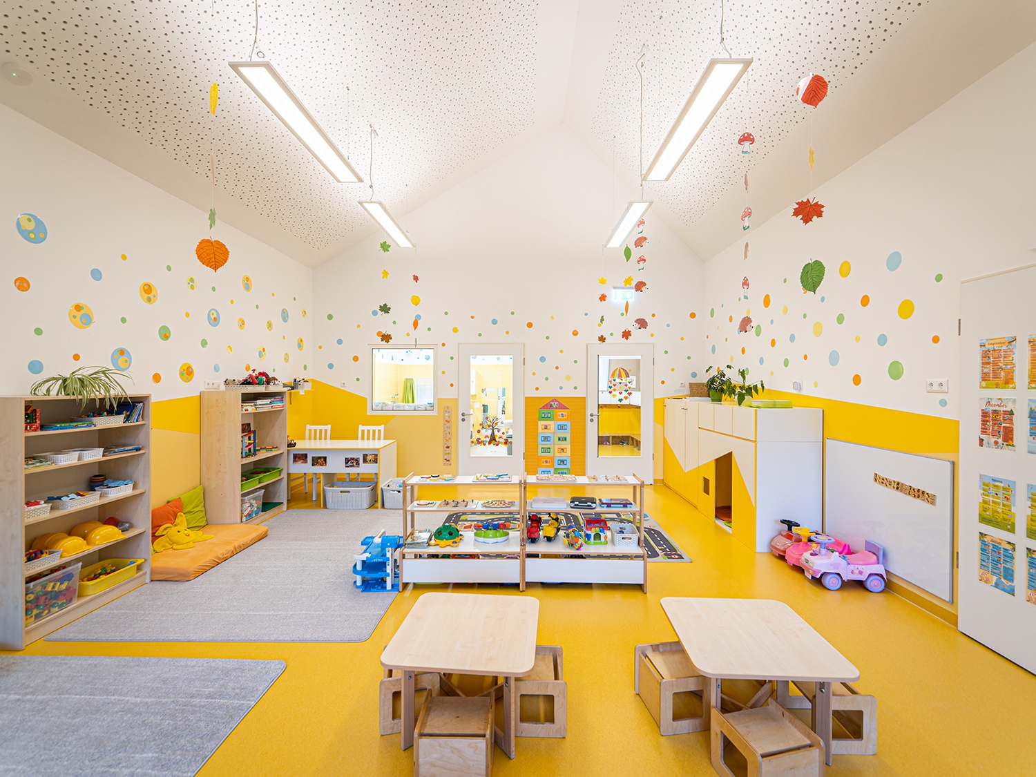 A tágas és multifunkcionális csoportszoba játékra, étkezésre és alvásra egyaránt alkalmas