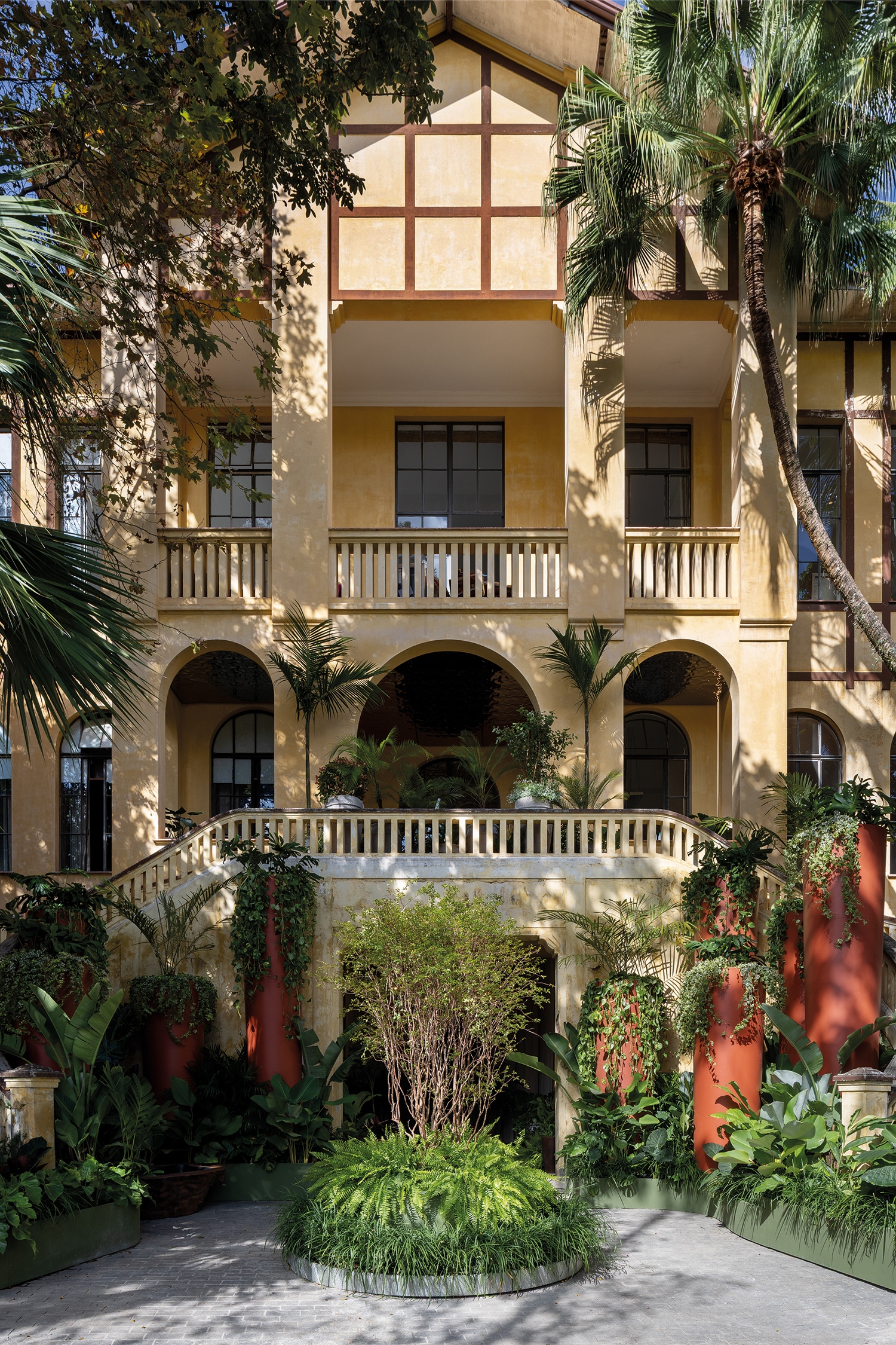 Városkép a kertben: a 77 m²-es nyitott térben az extra magas kaspók a metropoliszok sziluettjét idézik Roberto Riscala tájépítész által. Fotó: Bia Nauiack