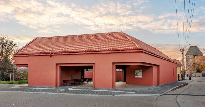 Érzékenységről és odafigyelésről árulkodó részletmegoldások Simontornya új fogadóépületén