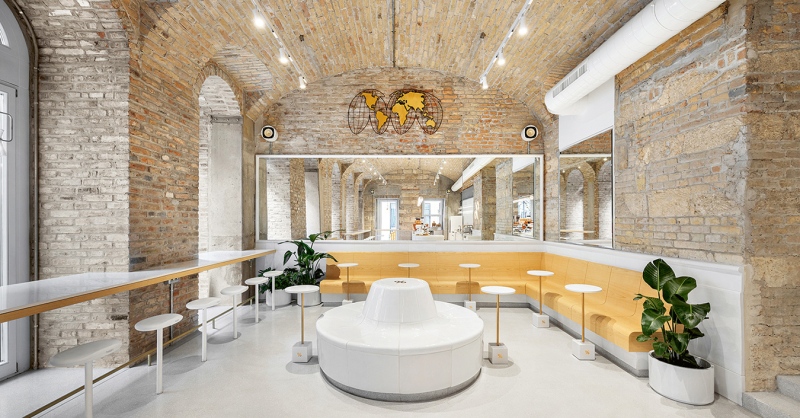 Zsolnay kerámia is feltűnik a Király utca letisztult kávézójában