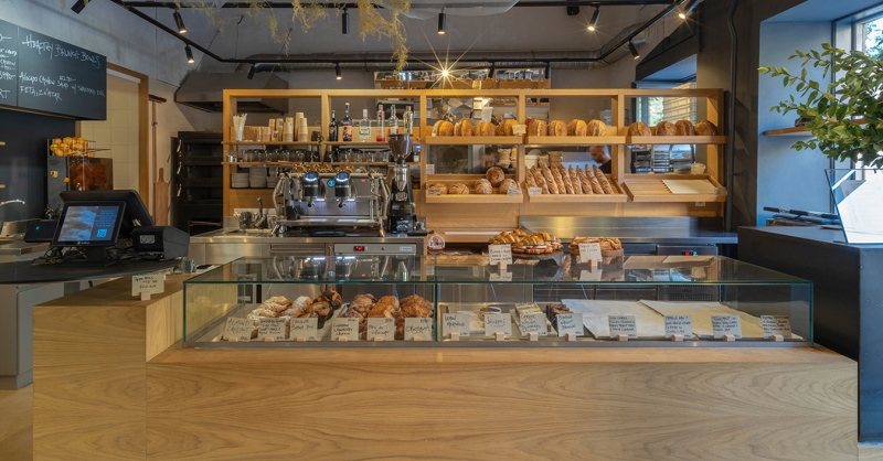 Kézműves pékáruk és mediterrán ihletésű brunch ételek látványkonyhája a belvárosban