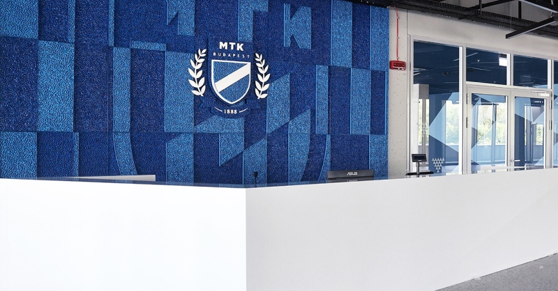 Természet formálta high-tech anyag – kortárs fali installáció az MTK Sportparkban