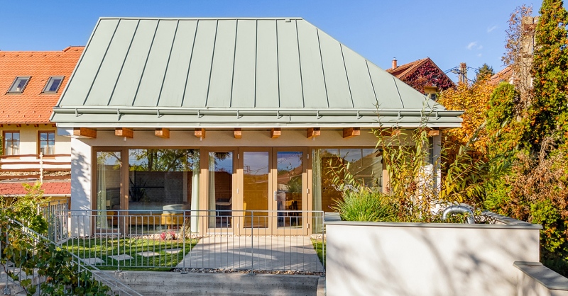 Takaros kis vendégház az egri vár falának tövében