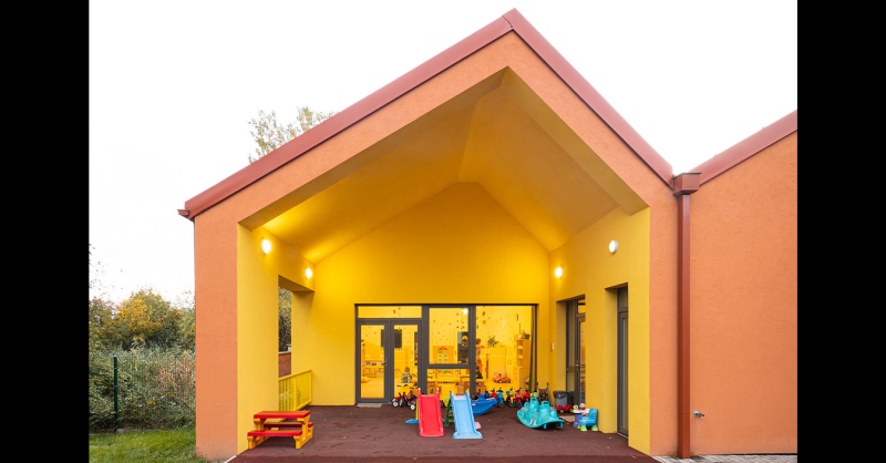 Gyermekrajzok adták az ihletet ennek a hegykői bölcsődének a sziluettjéhez