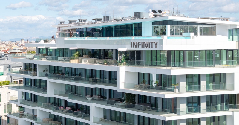 Duna-parti hotel, a tetőn húzódó végtelenített medencével