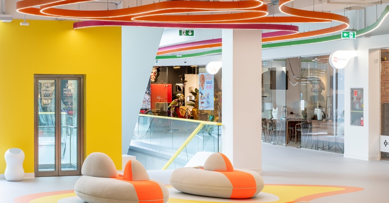 Lüktető színek és áramló formák: Karim Rashid tervei alapján újult meg a MaxCity