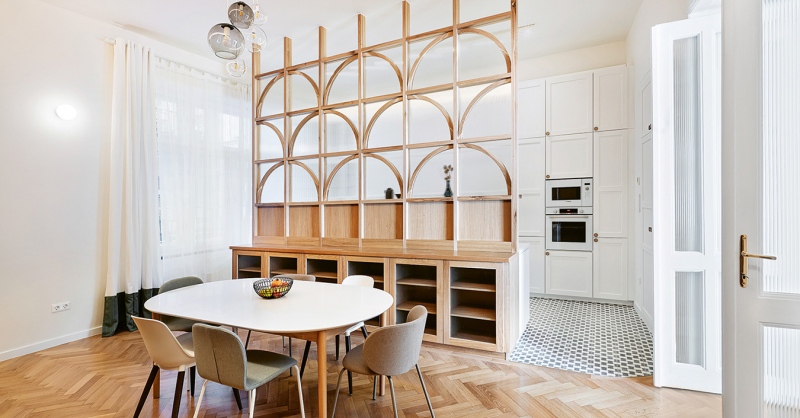 Nehéz feladat egy pesti lakásban: a jobb térstruktúra megtalálása az eredeti részletek megmentése mellett 