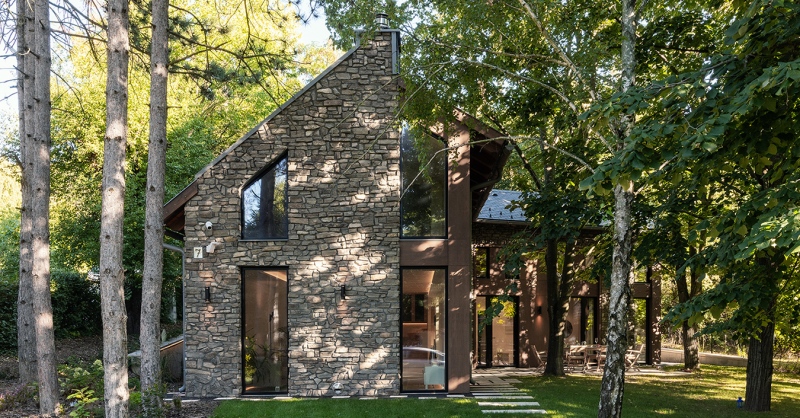 Nyaraló Sajkodon, amelynek kőhomlokzata a fával teremt párbeszédet