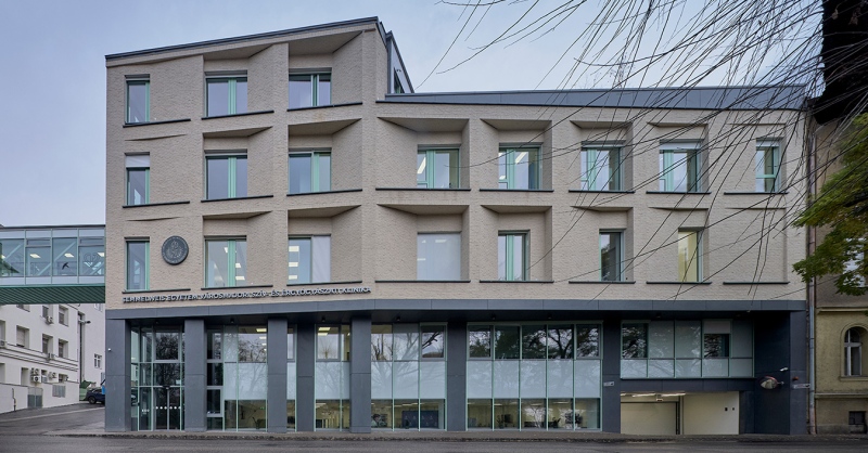 Ilyen lett a Semmelweis Egyetem Városmajori Szív- és Érgyógyászati Klinikájának új épületszárnya