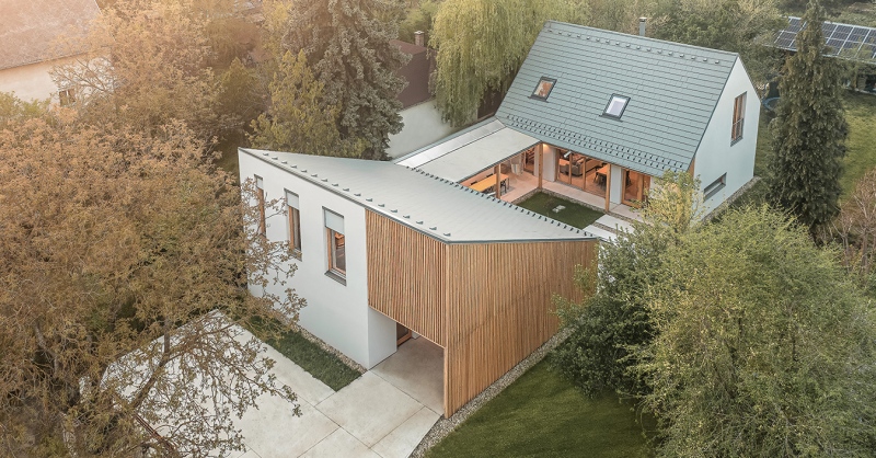 Semmi hiszti – Kerámiaműhely a földszinten, építésziroda az emeleten