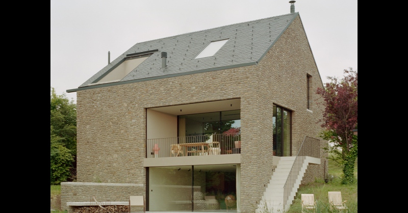 Apa és fia dolgozott ezen a helyi kőből rakott családi házon Tihanyban