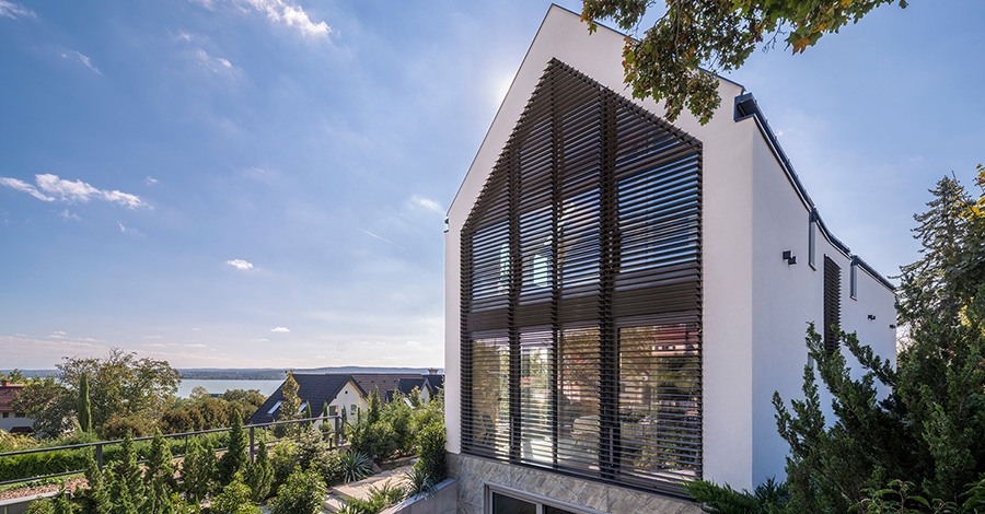 Tihanyi villa, amelyben a terek között nincsenek éles határok és minden körbejárható