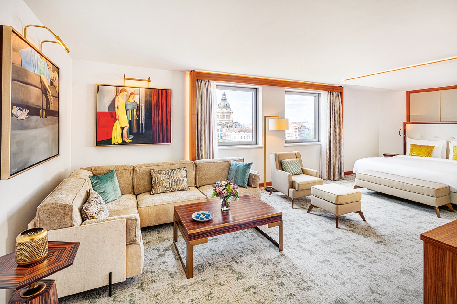 Pazar kilátás nyílik a szálloda szobáiból és lakosztályaiból. A Herend Art Collection lakosztályt (fent) a porcelánok mellett egyedi tervezésű szőnyeg teszi különlegessé.