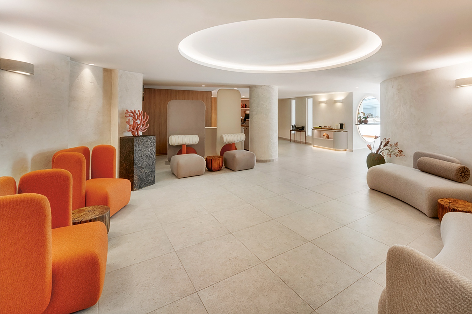 Kováts Krisztina, a Haken Design vezetőtervezője álmodta meg a japandi  stílusban, otthonosan berendezett 700-as lakosztályt, valamint a díjnyertes spa pihentető milliőjét