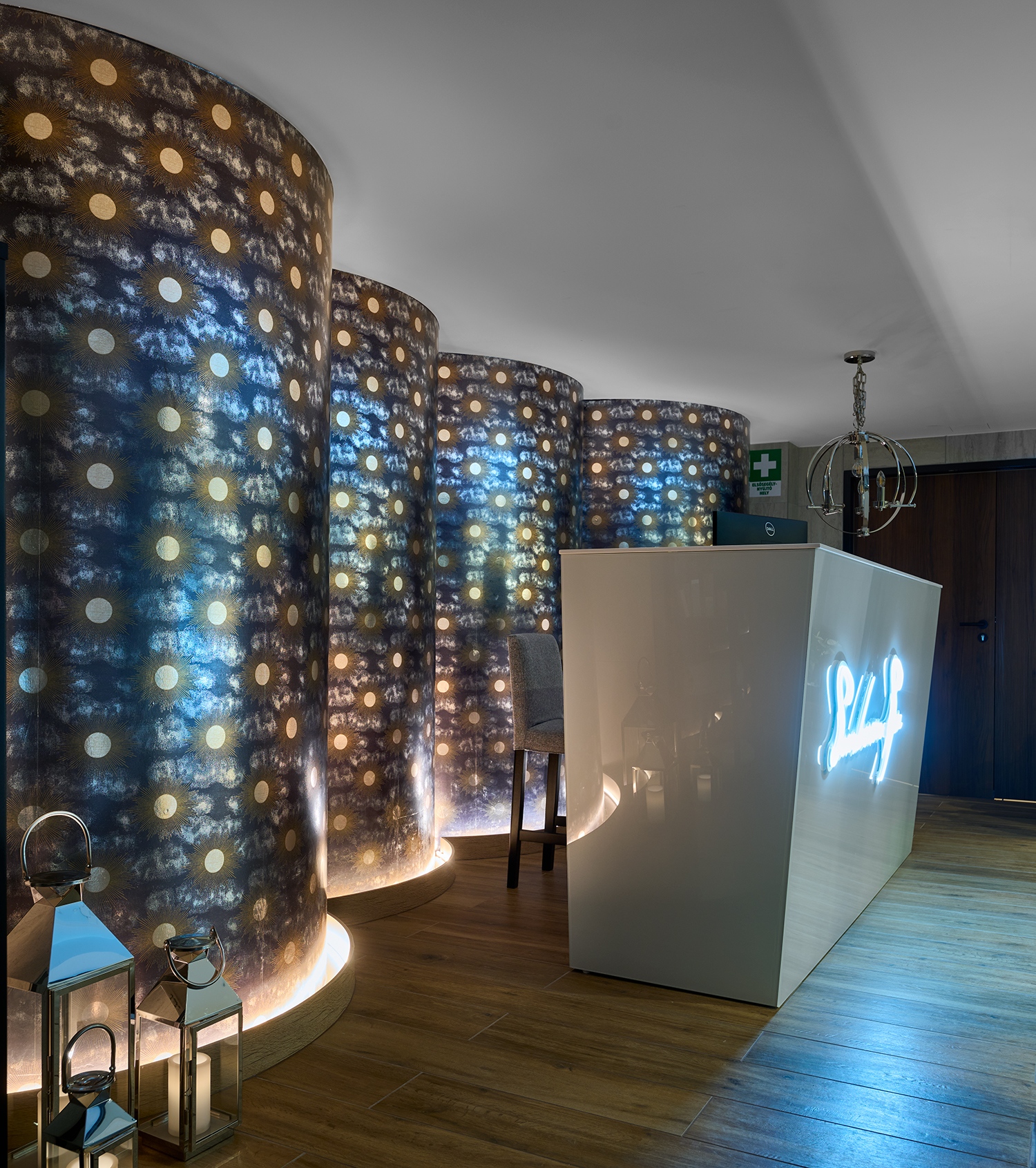 Az épületben szokatlanul nagyok a szobák, tulajdonképpen a legkisebb is lakosztálynak számít. A wellness így teljes egészében a mínusz szintre került, ahol nem csupán a medence, de a masszázs és kozmetikai szolgáltatások tere, recepciója is helyet foglal