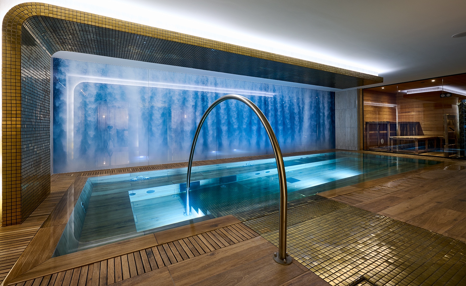 Az épület alagsorában alakították ki az arany mozaikban úszó medencét és pihenőjét is, ahol a felső szintek tapétáinak mintái nagyban köszönnek vissza a baldachinos heverők között