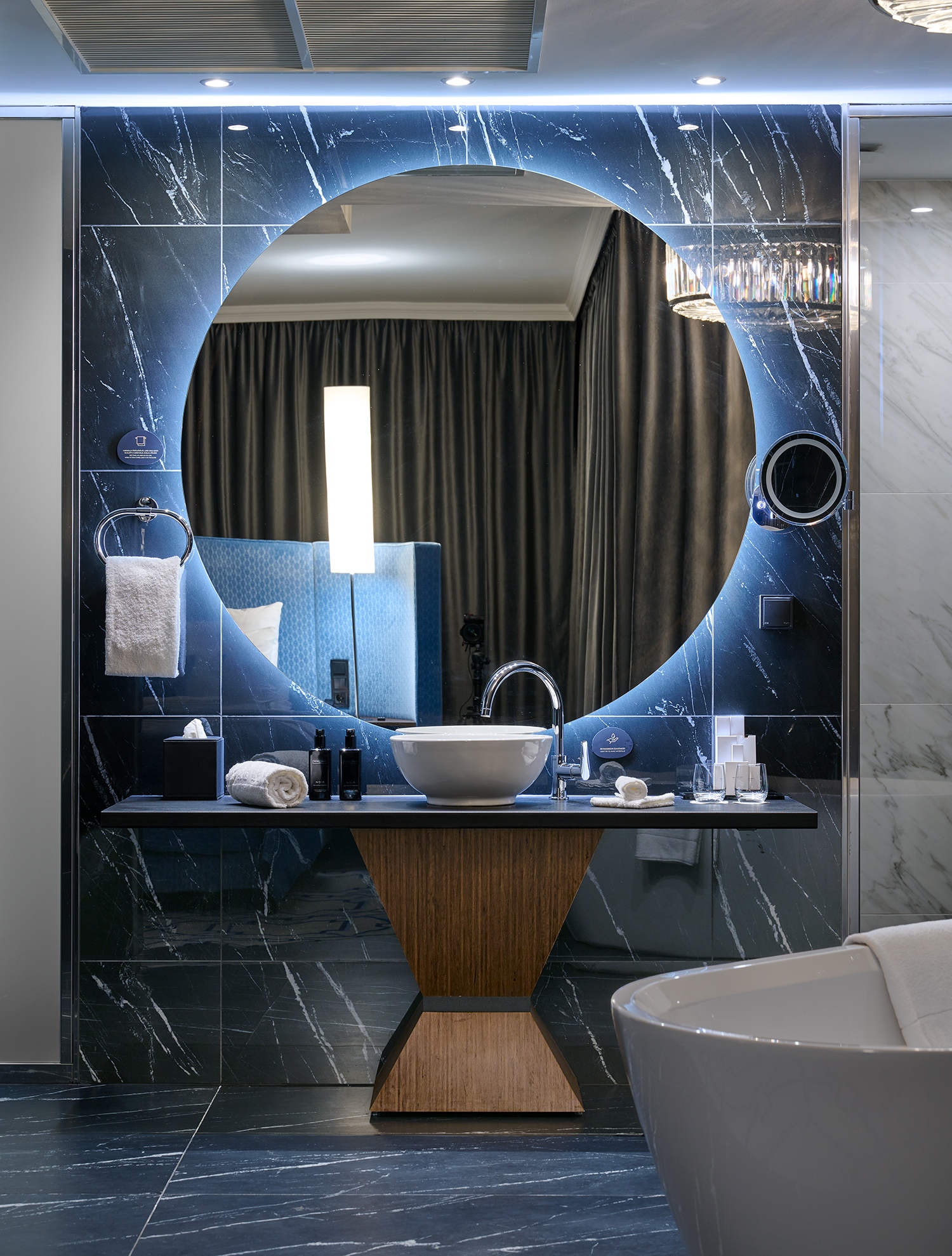 Az Art Deco nem direkt, hanem finom reflexiókban köszön vissza. Ilyen például a képen látható mosdó bútora is. A szögletes homokóra forma abszolút a korszaké, de körülötte már napjaink eleganciája fogja közre.