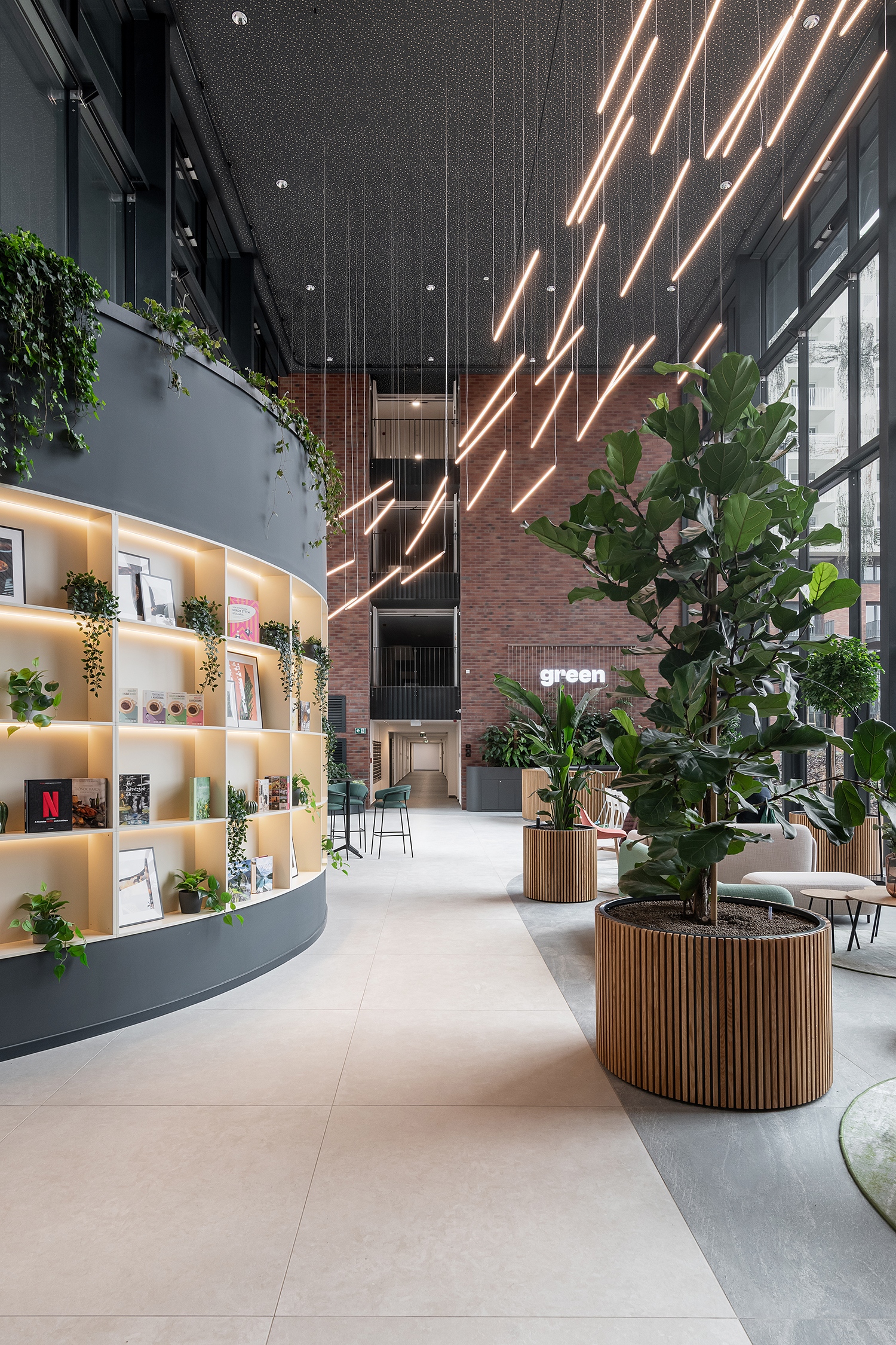 A tömb főbejárata egy szokatlanul nagyvonalú és szellős, négy szint belmagasságú előtérbe nyílik