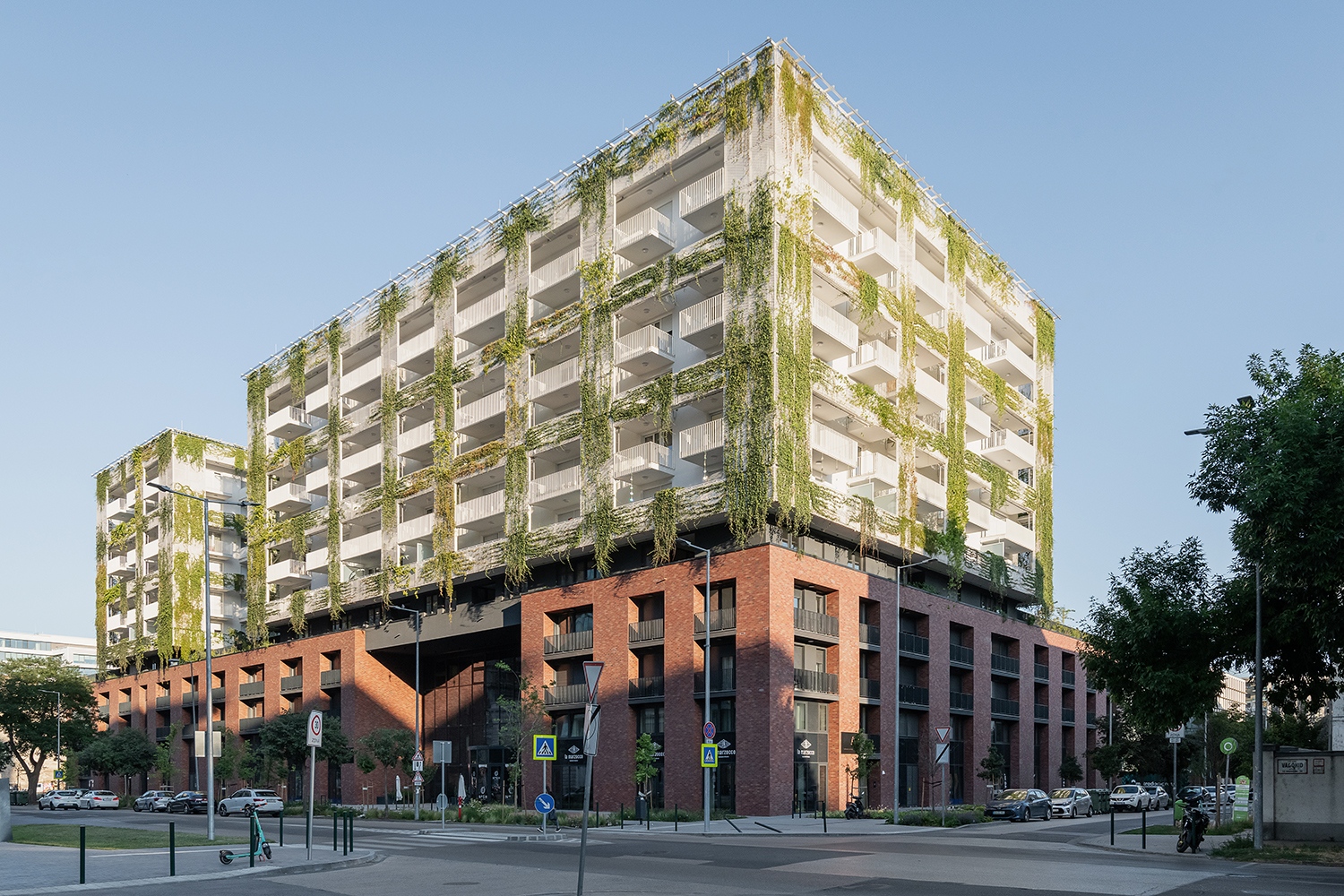 Az alsó négy szint egységes keretként futja körbe a telket, majd e fölé emelkednek a hatszintes, egymáshoz képest kellőképpen elmozdított tömbök