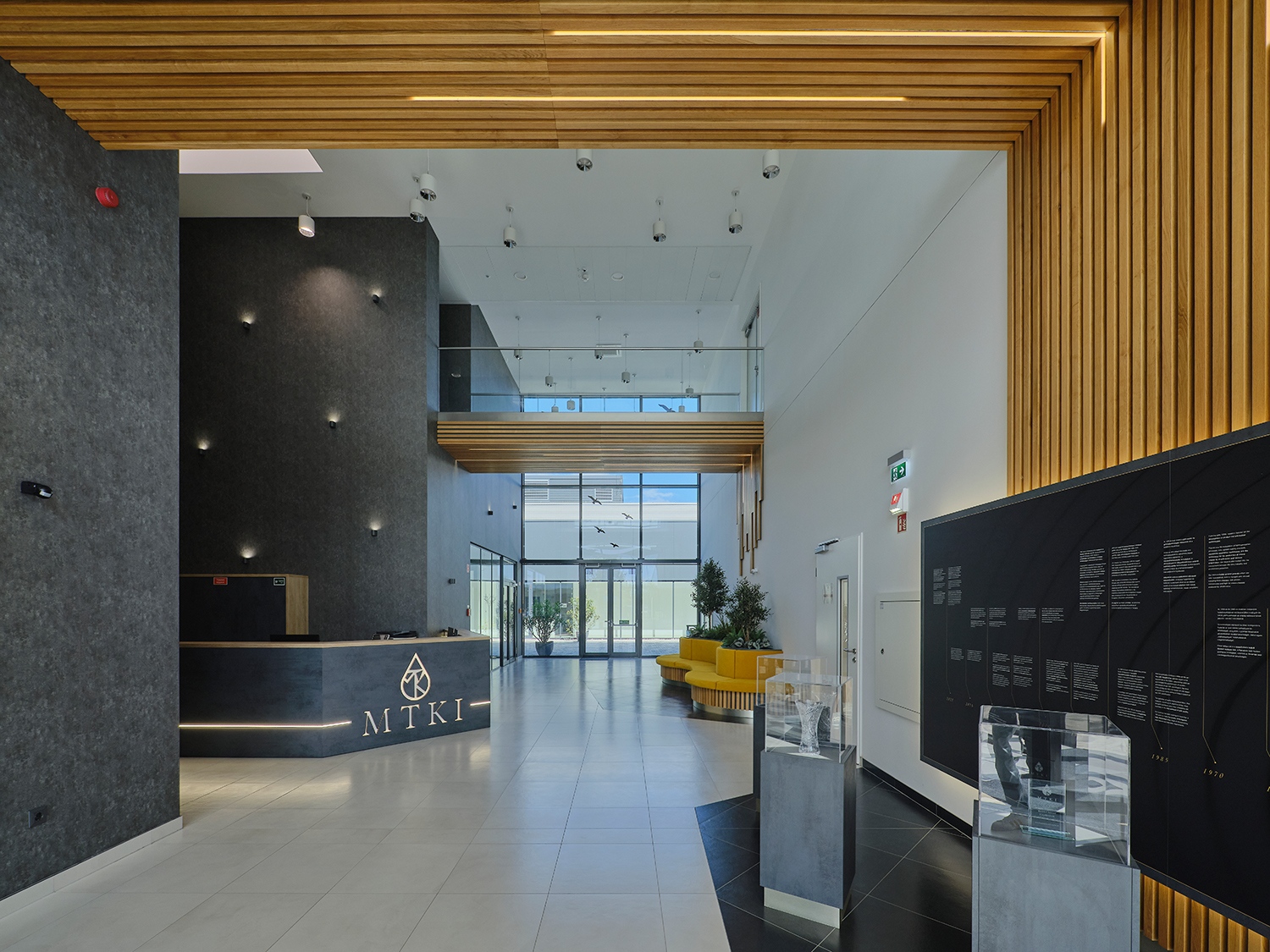 Az épületen belül a funkcionális egységek kiválóan leképezik az intézet tevékenységét: kereskedelmi raktár, K+F kísérleti üzem és a laboratórium mellett az adminisztrációs részleg önálló blokkot képeznek. Fent a nagyvonalú, impozáns recepció-aula tér, alul a tejfeldogozó üzemi területe látható.