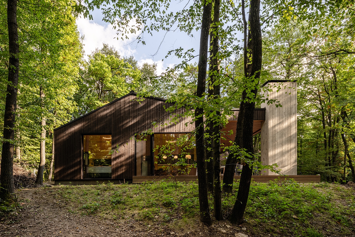 A szerkezet vasbeton alapra épült, a felmenő fal- és tetőszerkezet is ötrétegű, CLT panelekből készült, a tetőt korcolt lemez fedi