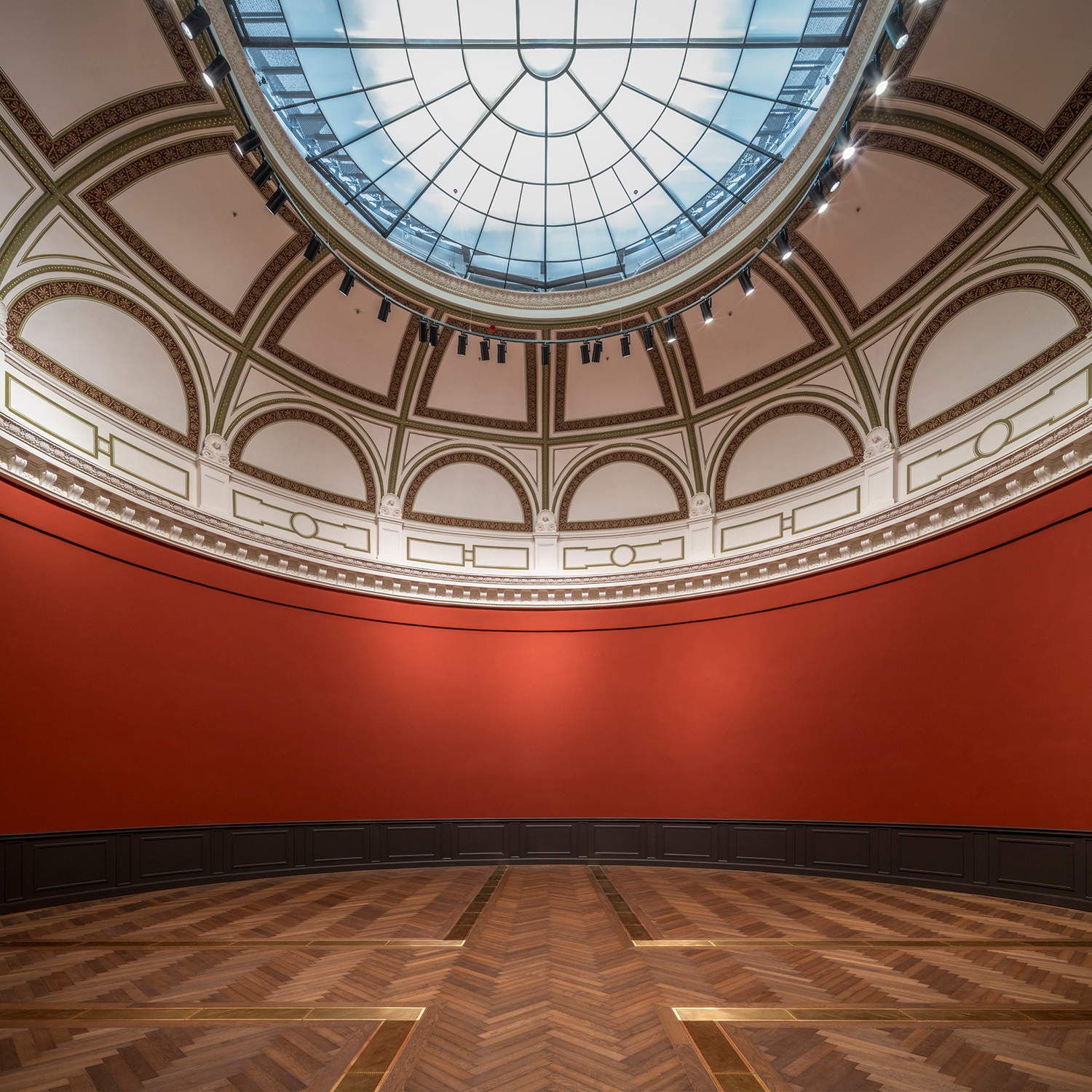 A harmadik emeleti Régi Képtár átalakítása komoly statikai kihívással is járt, itt kellett orvosolni a Díszteremig lejutó szerkezeti túlterhelést. A gyűjtemény gyarapodása miatt készül egy Új Képtár rész, mellyel hamarosan részletesen is foglalkozni fogunk.