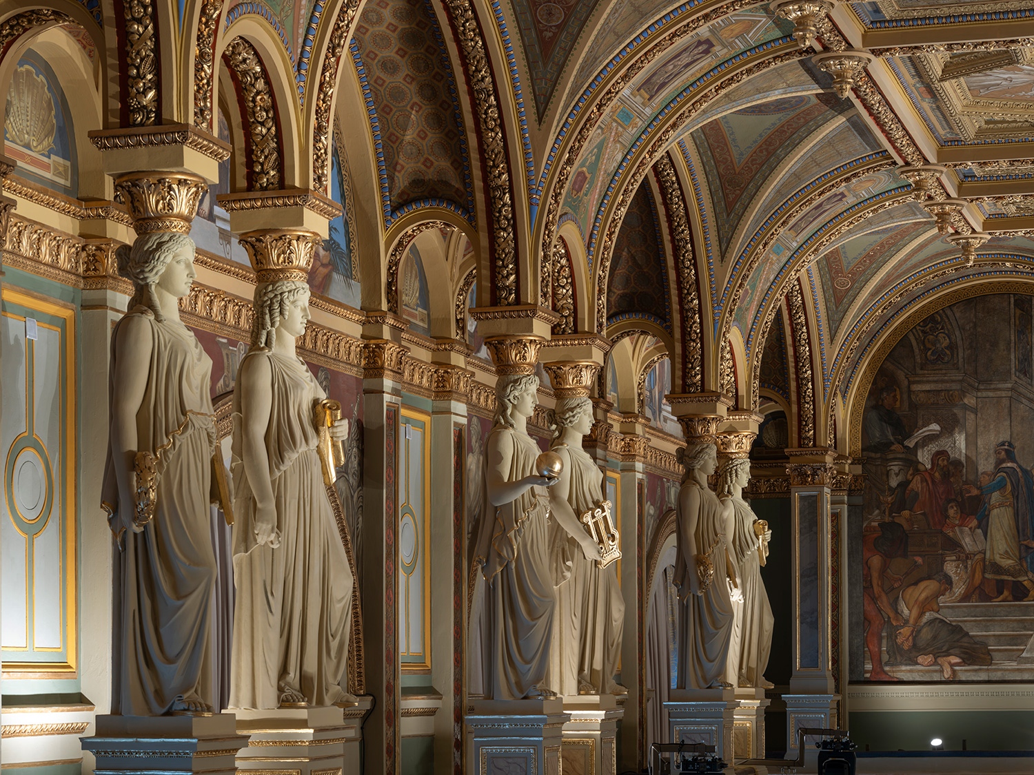 A Díszterem restaurálási kihívásán túl a modern kor technikai, gépészeti igényeinek elrejtése is komoly mérnöki és kivitelezői feladat volt