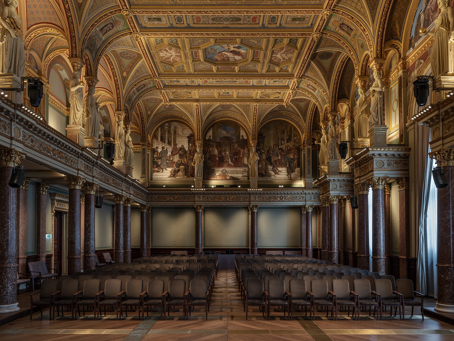 A Lotz Károly-szekkókkal, Schickedanz Albertféle díszítőfestésekkel, aranyozott kariatidákkal, ablakkeretekkel, oszlopokkal együtt kivételes összművészeti alkotásként megnyilvánuló Díszterem korhű és aprólékos, ám jelentős döntések elé állította a tervezőket