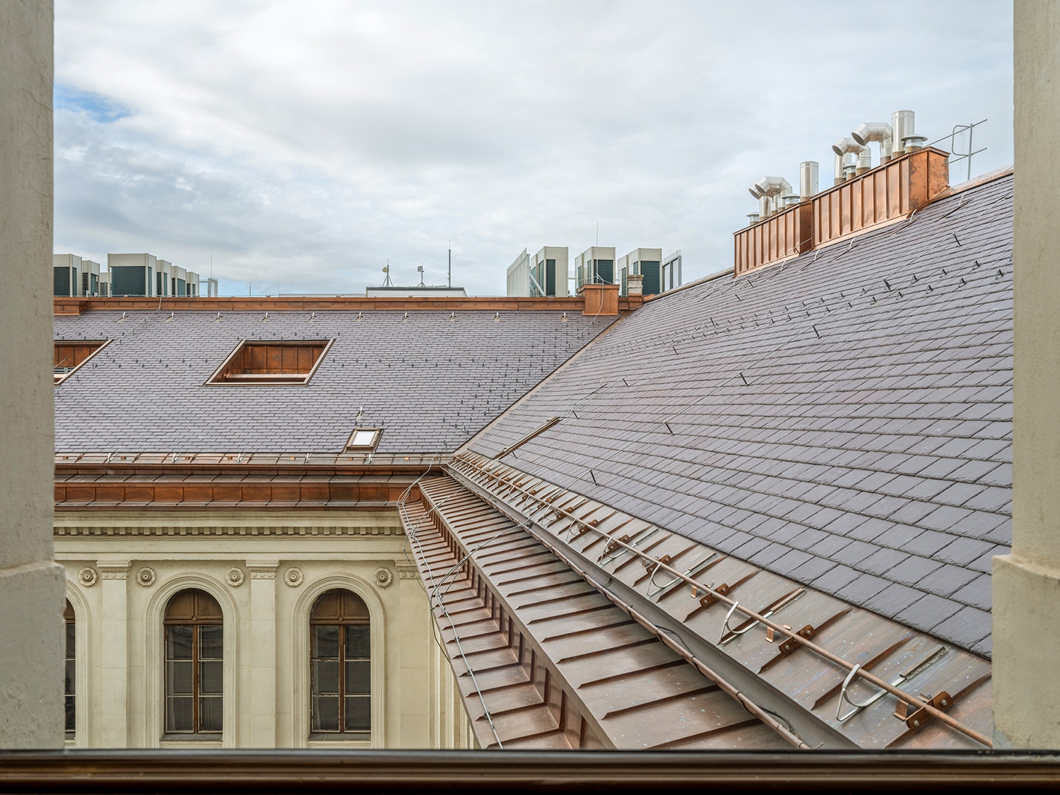 Minden részen újra kellett építeni a teljes tetőszerkezetet, melybe a korszerűbb gépészetnek is kialakították az ideálisabb, többnyire rejtett helyeket