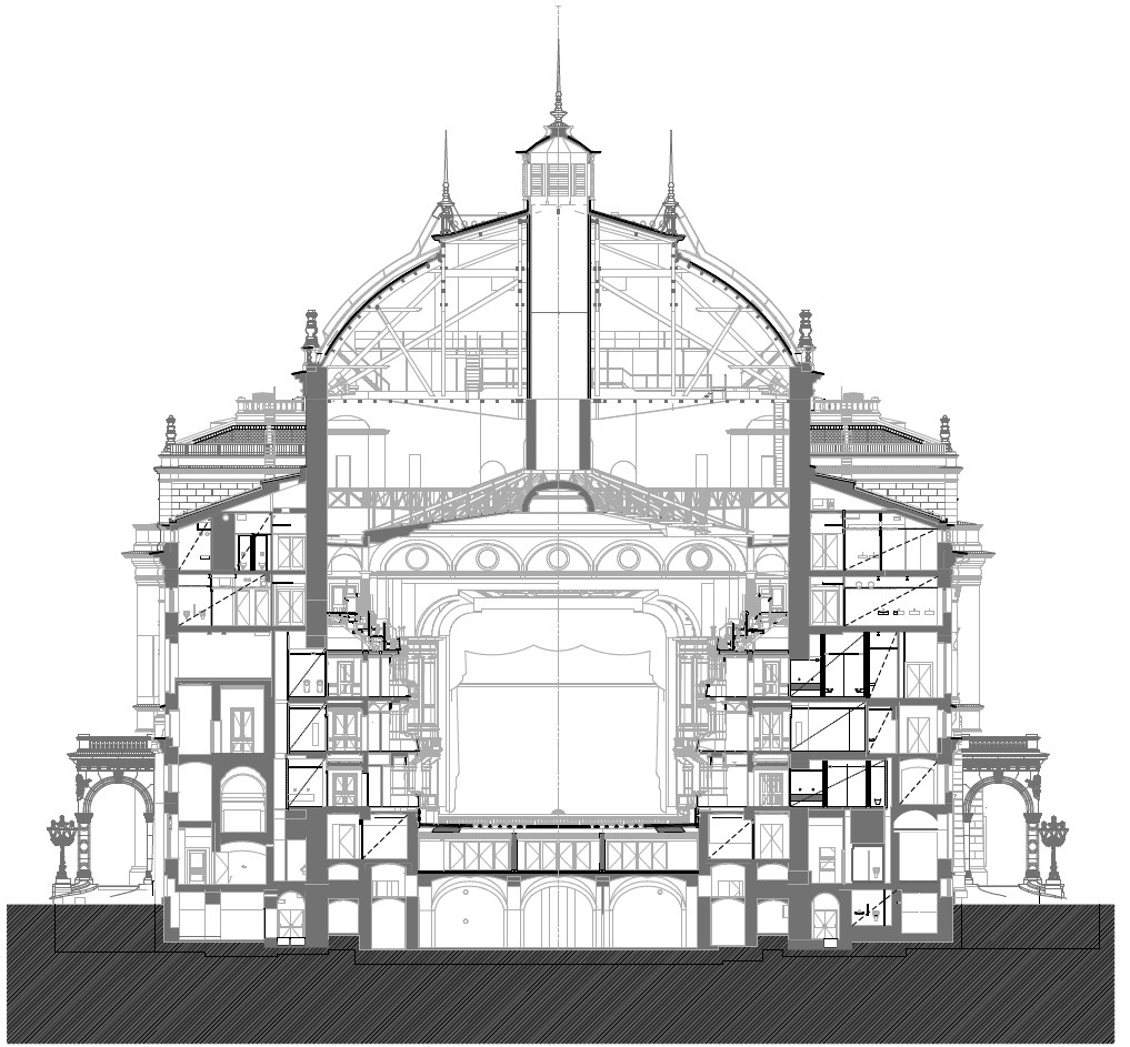 A színpadnyílás visszanyerte eredeti helyzetét, a nézőtér alatti terület a zenekari árokkal összekapcsolt zengőtér, amely egyben az elárasztásos szellőzést is szolgálja. A 25 méter széles nagyfüggöny Angliában készült, mert ekkora méretet csak kevés helyen tudnak egyben kiteríteni a világon. Elé visszakerült a barokk színházakra jellemző fafüggöny.