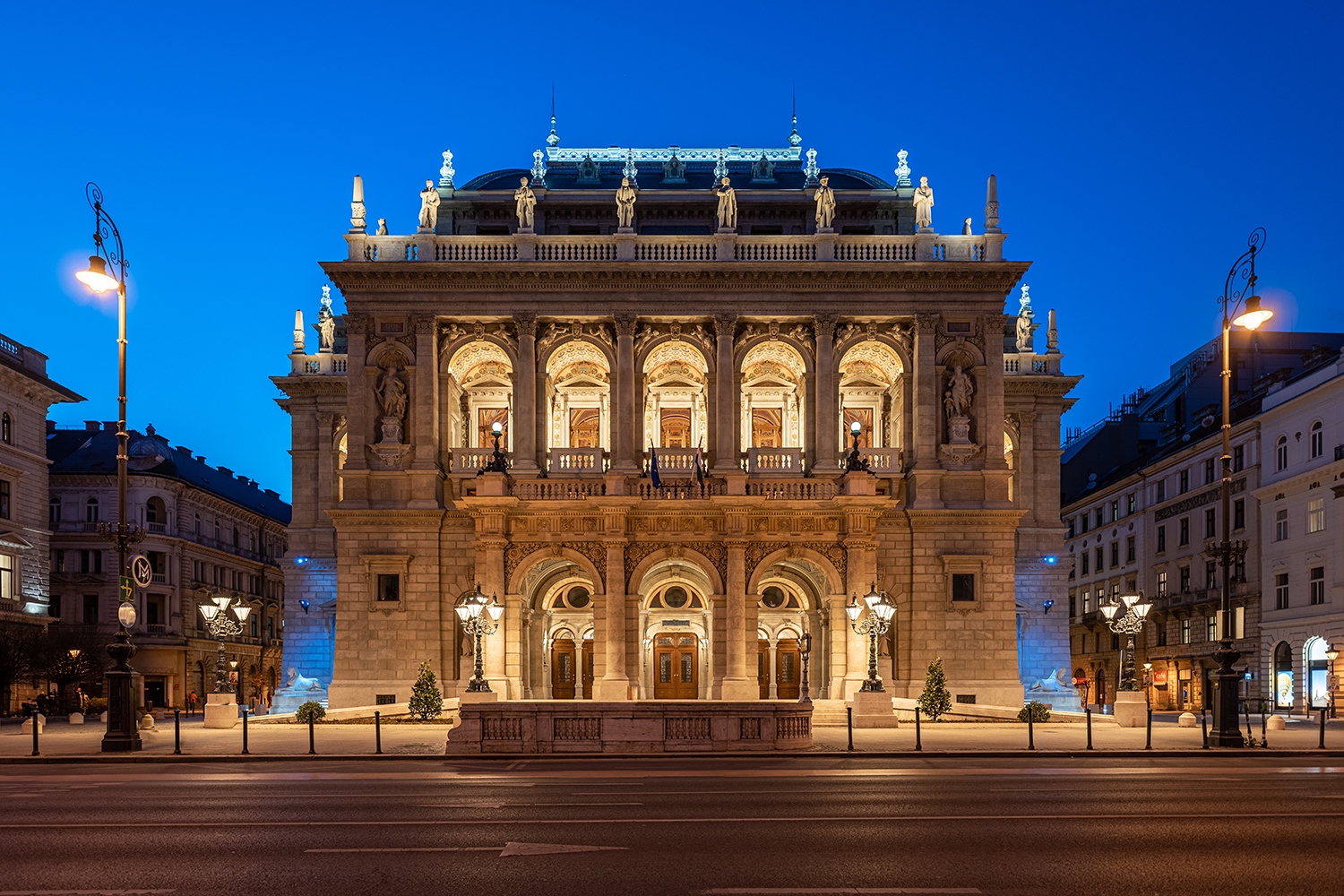 „Az újkori ember abban a tévedésben él, hogy az intenzív művelés szellemét magának kell megteremtenie, a célt magának kell megállapítania, a színvonalat magának kell megalkotnia, az eszméket magának kell kigondolnia. Azt, hogy mit kell tenni, azt az emberben élő szeretet szelleme öröktől fogva tudja. Az erők nem az új szellem feltalálására, hanem az örök és egyetemes szellem megvalósítására valók.” (Ezt a függönyre vetített Hamvas Béla-idézetet olvashatták a nézők a felújított Opera nyitóelőadásán.)