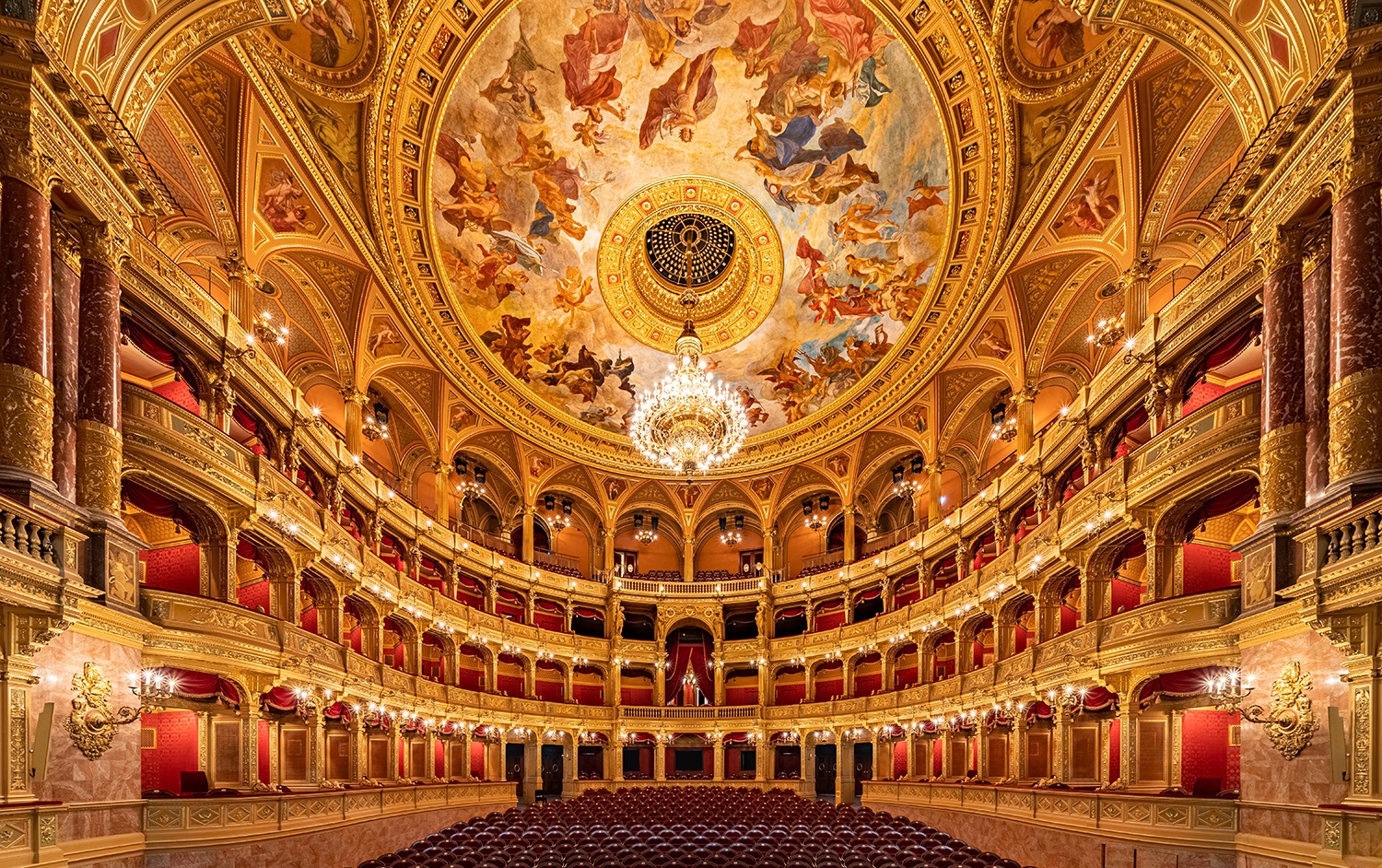 A felújítás során a hatszáz nyílászárótól a több ezer wolframszálas fényforrásig minden egyedileg készült. Lotz Károly eredeti színeiben restaurált, 45 méteres kerületű, kör alakú mennyezet-freskóját, amely a zene apoteózisát ábrázolja, egy eredetileg Mainzból rendelt, több mint három tonnás bronzcsillár világítja meg. Az égőket a felújítás során ismét felfelé fordították, ahogy Ybl tervezte, igaz, ő még gyertyákkal.