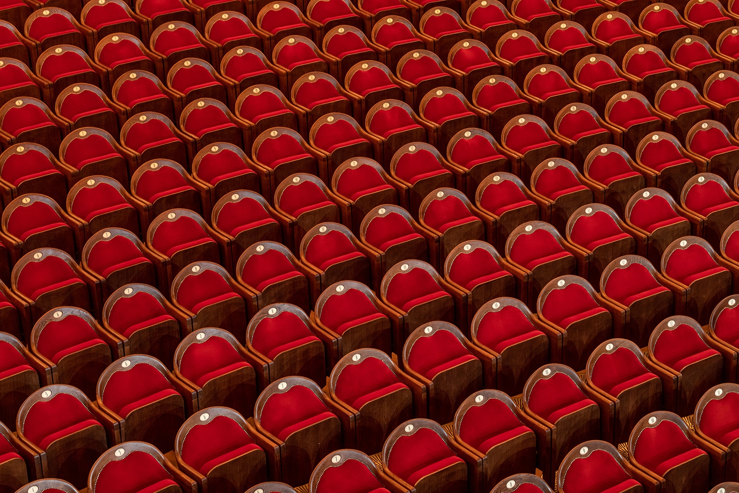 A roppant kényelmes nézőtéri székeket sokszorosan egyeztetett, részletes tervek alapján egy külföldi cég gyártotta, kifejezetten a budapesti Operaház számára. Az eredeti nézőszám ugyan csökkent, a kényelem viszont nőtt, és ez a mai operahallgatási szokásokat figyelembe véve helyénvaló.