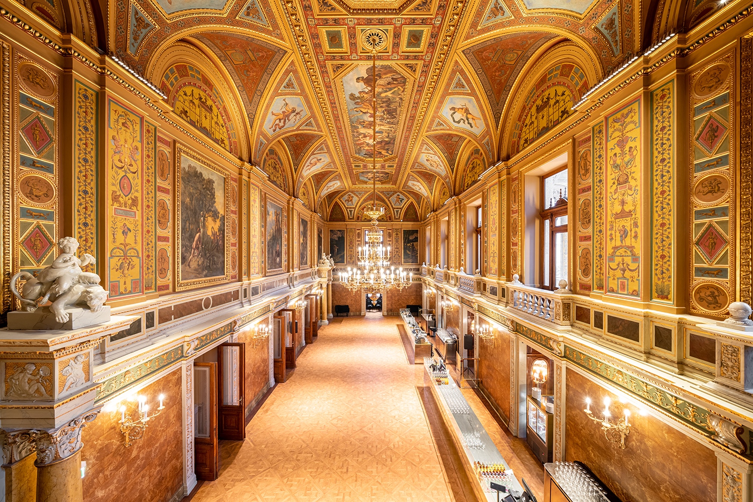 A büfé legpompásabb éke a díszítőfestés, Feszty Árpád kilenc falfestménye. Közülük öt még a 19. század végén megrongálódott, most az előző felújításhoz képest helyreállították őket, visszakerültek az Ujváry Ignác által megfestett pótlások. A pult a homlokzat felőli falra került, az ablakok helyett pedig ajtókat nyitottak az Andrássy útra néző teraszra, így a szünetek is elegáns miliőben telhetnek.