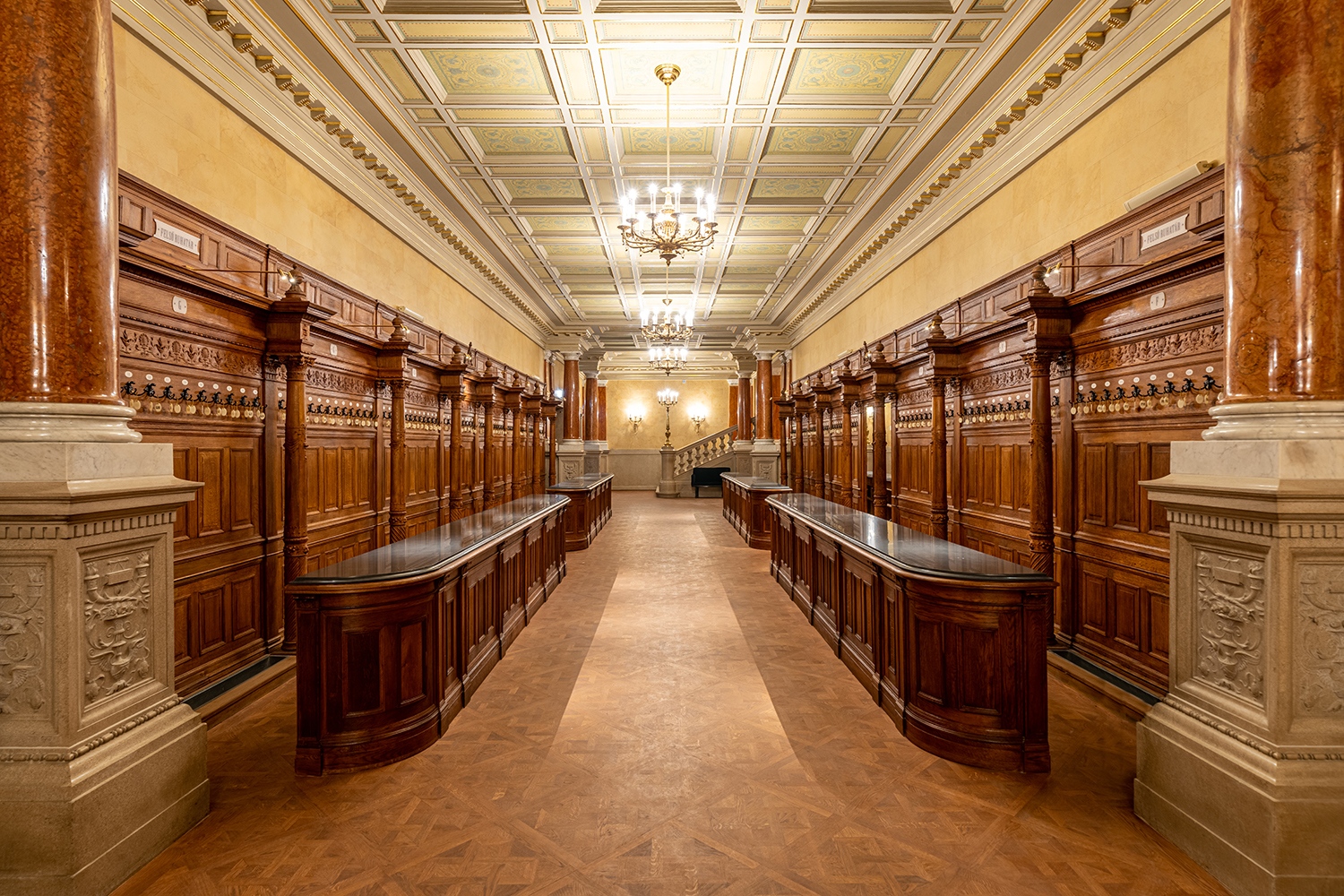 A budapesti Operaház belsőépítészetében a korabeli magyar, európai rangú díszítőművészet, asztalosmunka, képzőművészet együtt van jelen. Az asztalosmunkák Thék Endre műhelyéből kerültek ki, a ruhatár tölgyfából faragott eredeti berendezését felújították.