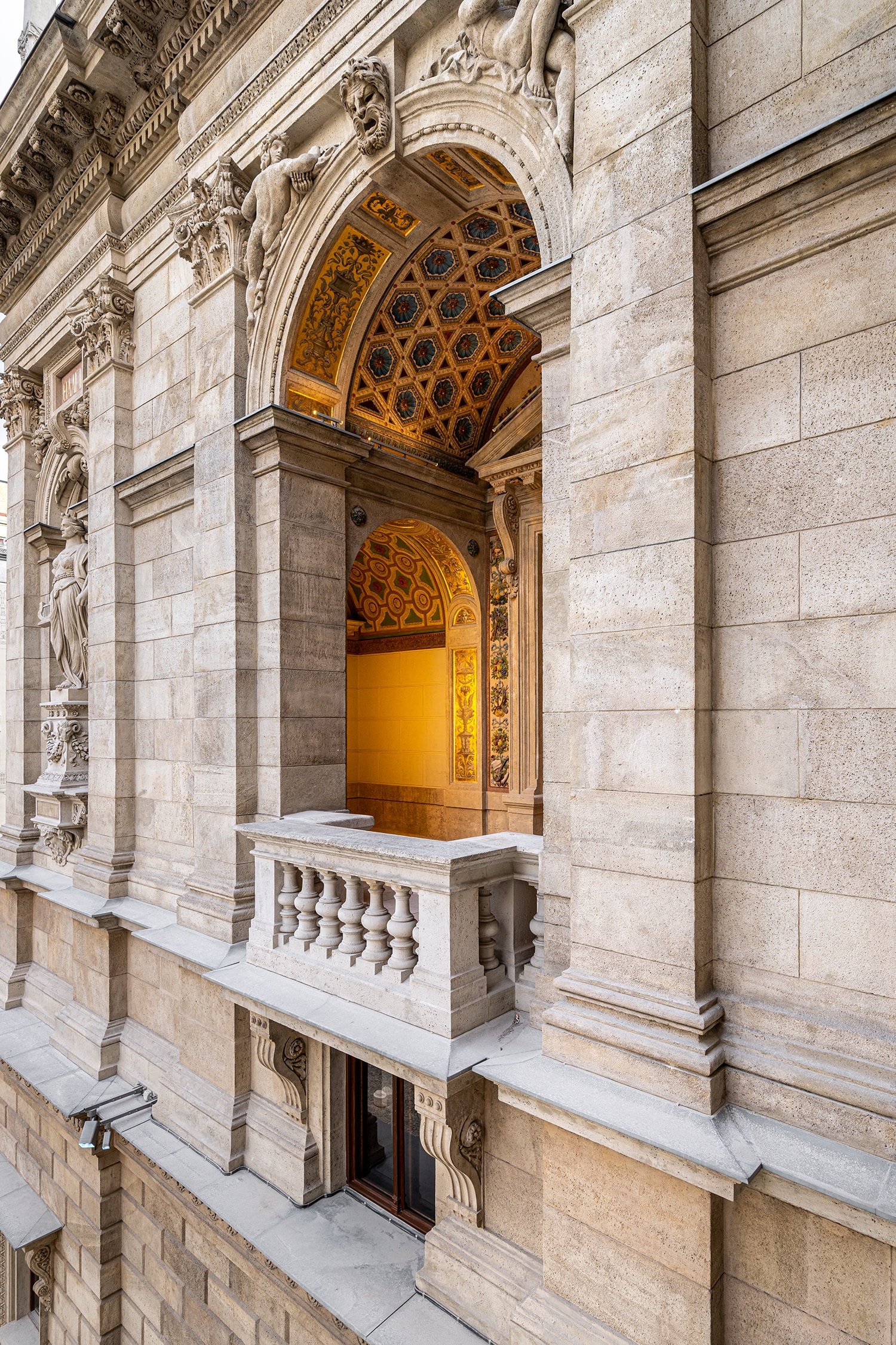 Az árkádos terasz boltozatát Zsolnay-kerámiák díszítik