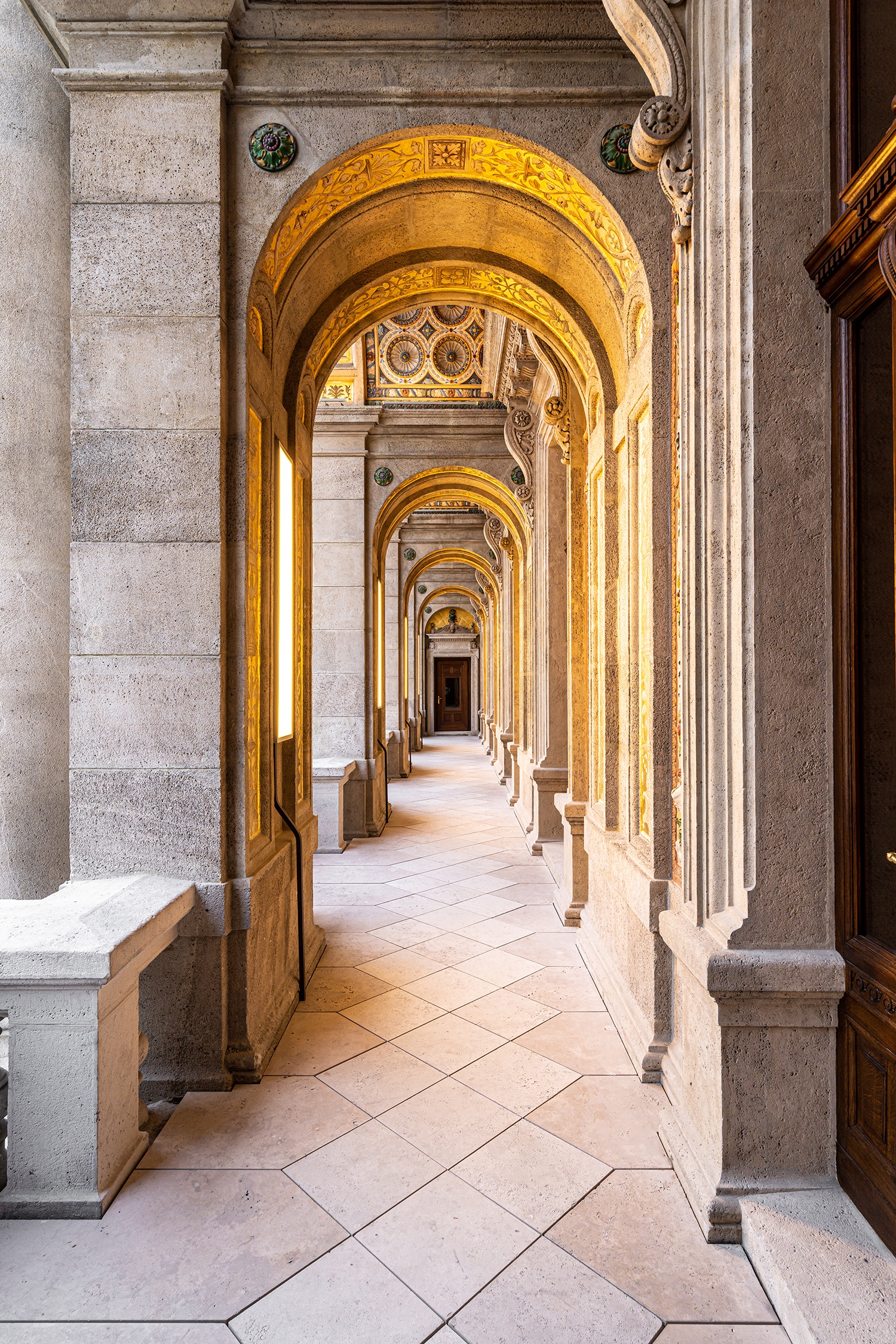 Az Operaház teljes körű, történeti rekonstrukciója keretében megújult a homlokzat, a homlokzati díszítés, a főhomlokzat és tetődíszkivilágítása, valamint a tető borítása is