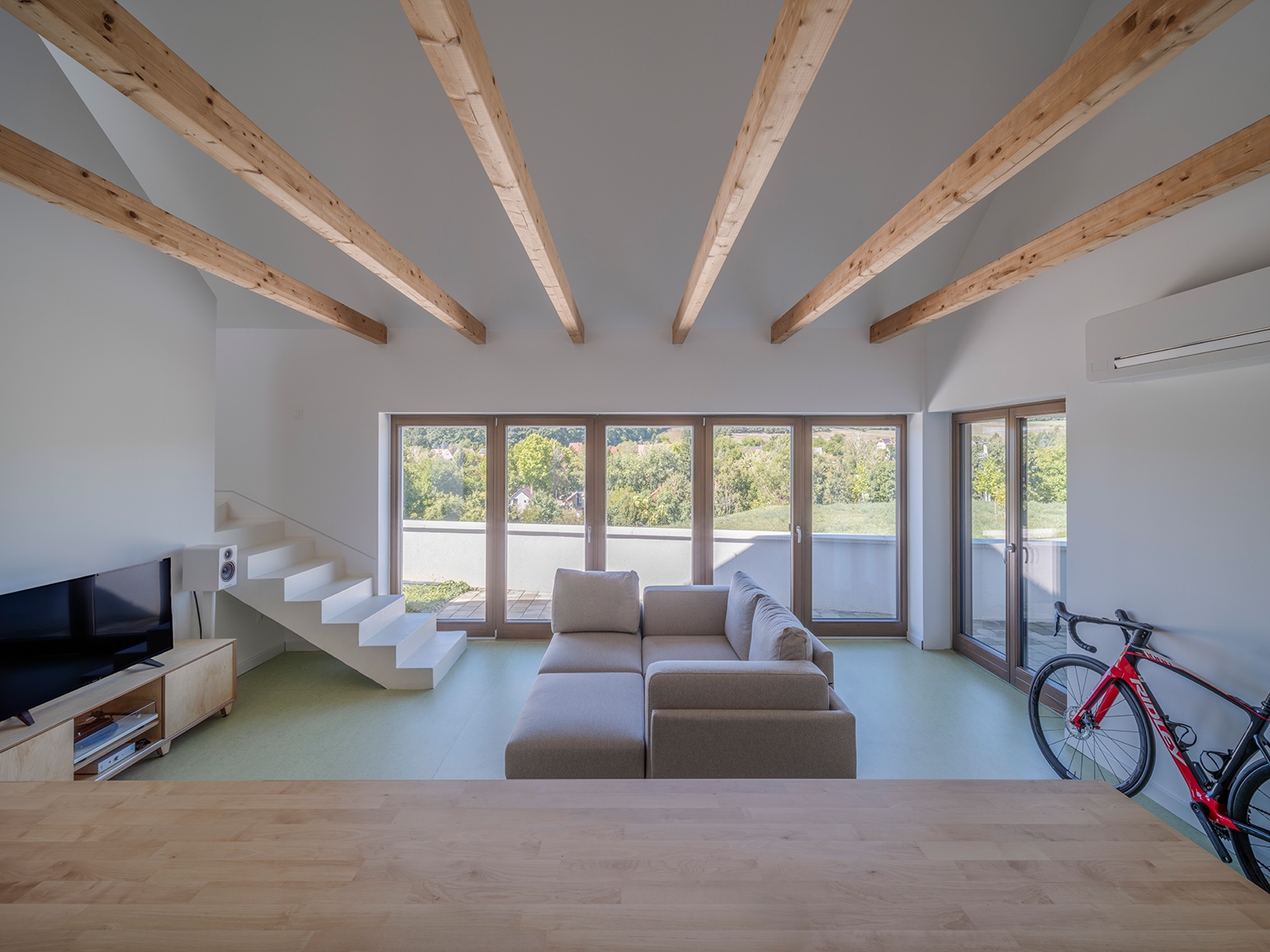 Egyszerű, belakható, nyitott födémmel rendelkező nappalikonyha, a tornác felé megnyitott homlokzattal