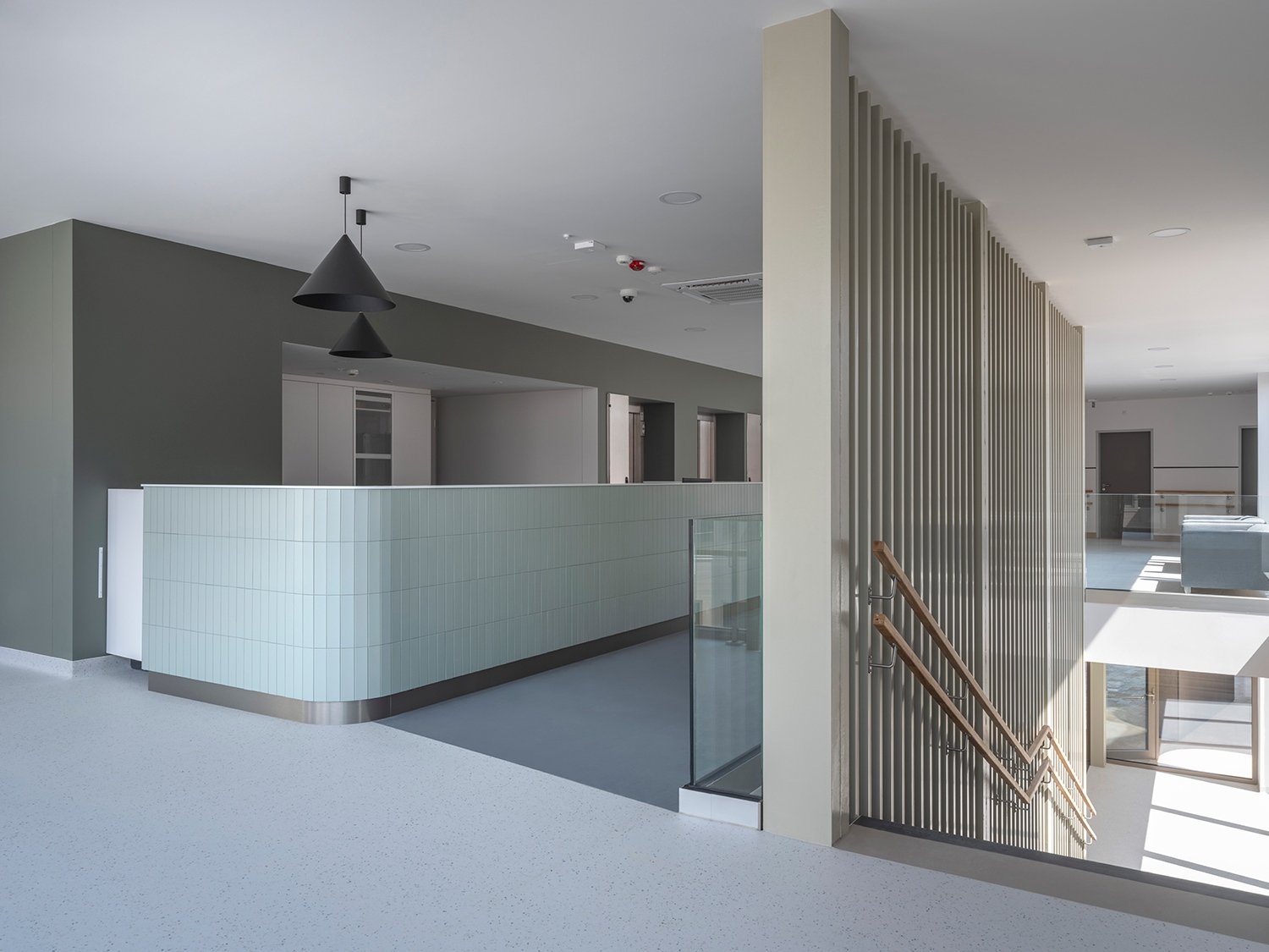 Az épületet nyugodt színek és a belsőépítészek által tervezett egyedi részletek jellemzik. Az egyes szárnyakban a padlók váltakozó színei is jelzik, hogy melyik részen járunk.